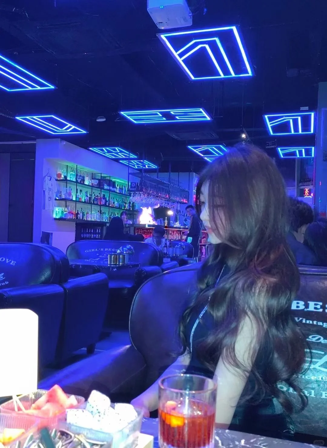 今天的快乐是蓝色的酒吧蓝色的你～