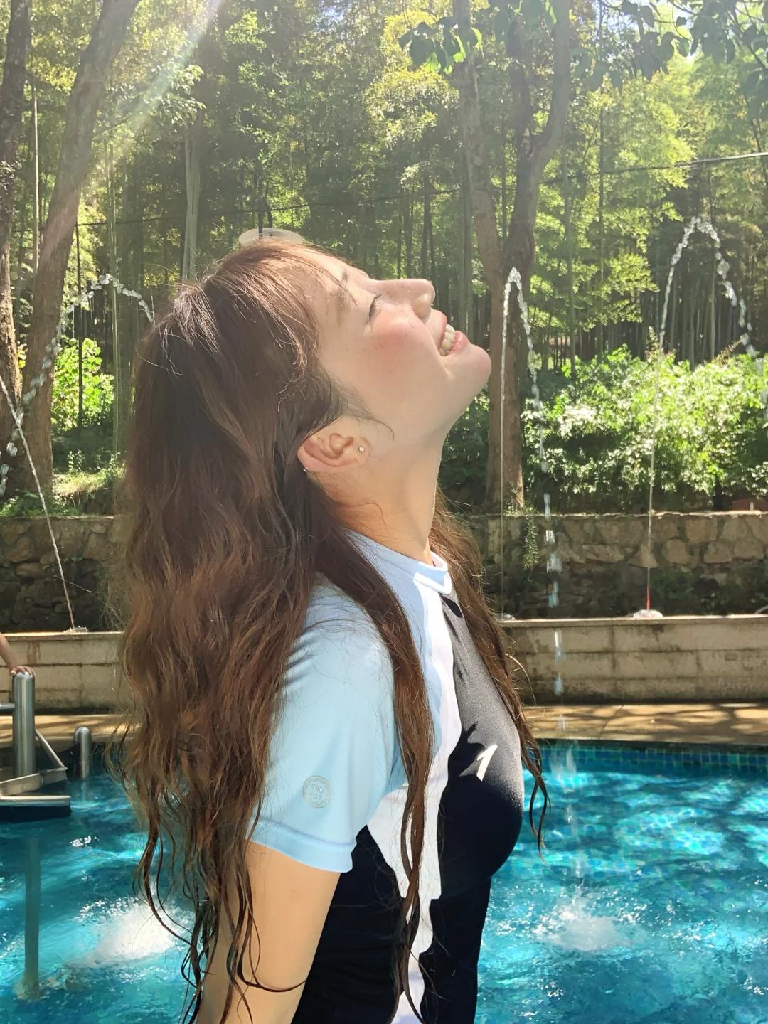 夏天就是要去泳池玩水啊?