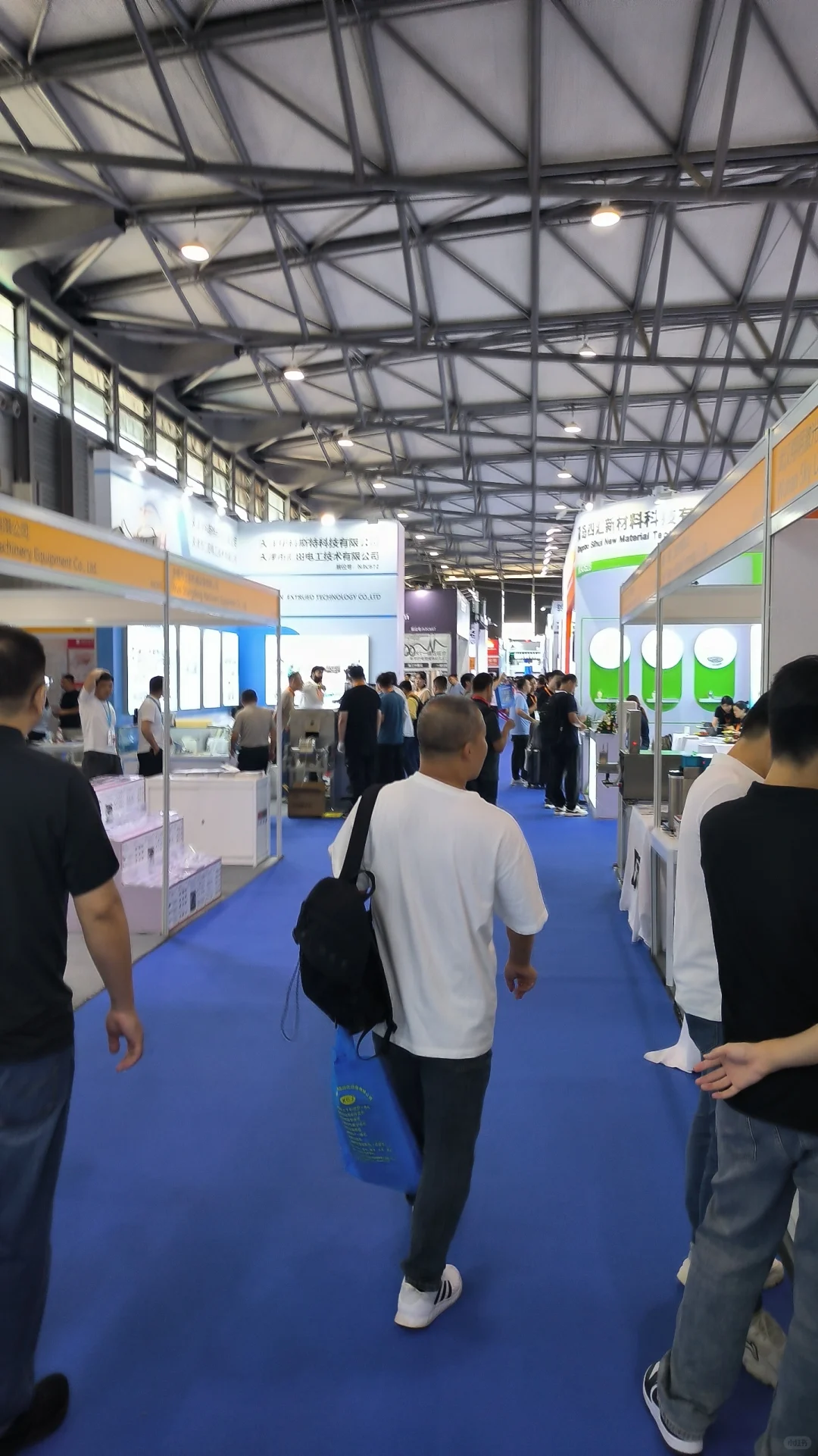 今天去跑展会了