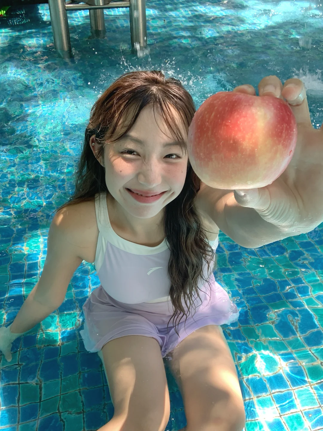 夏天就是要去泳池玩水啊?