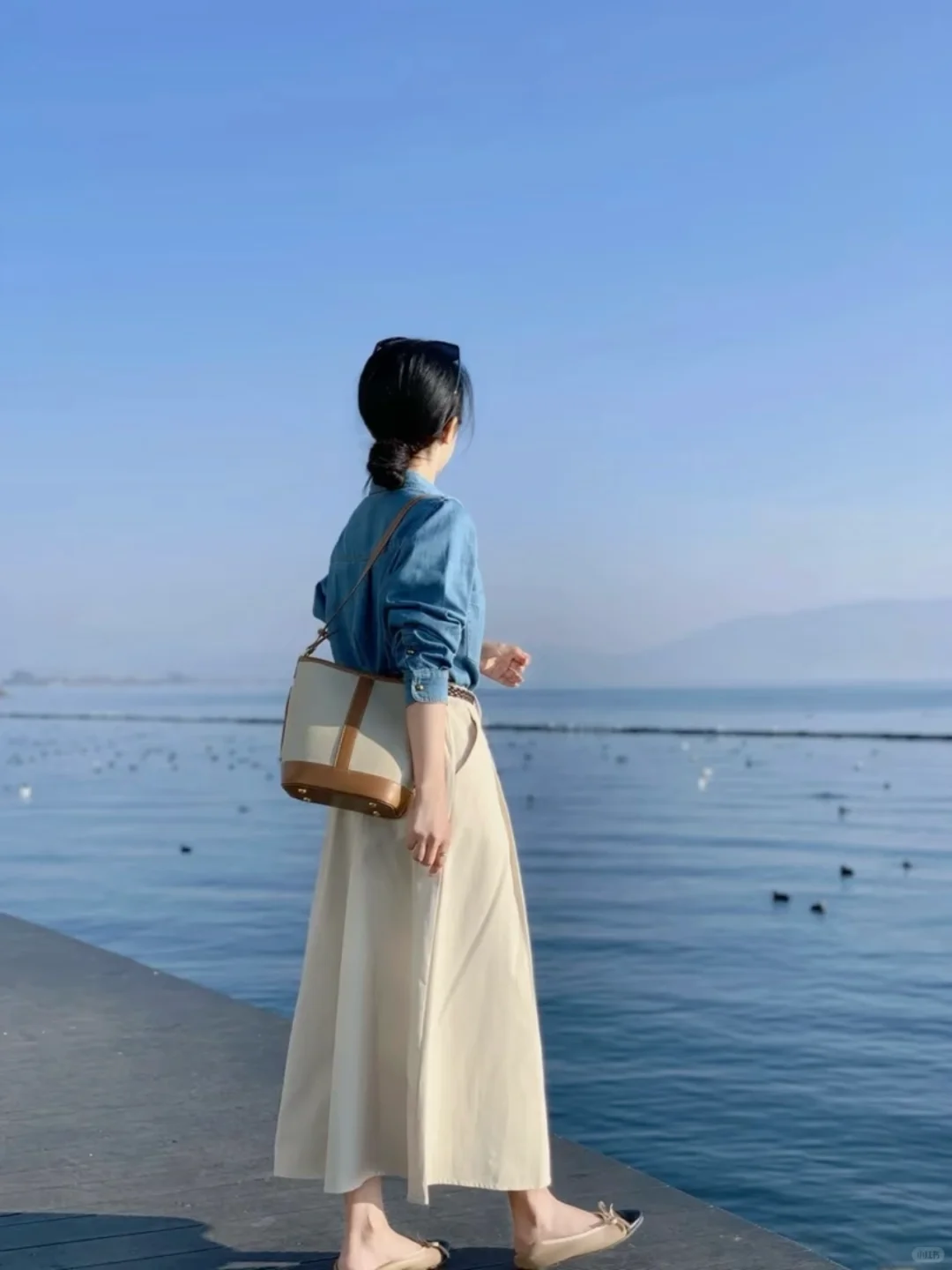 蓝色衬衫搭配半身裙，秋日慵懒风穿搭?❤️?