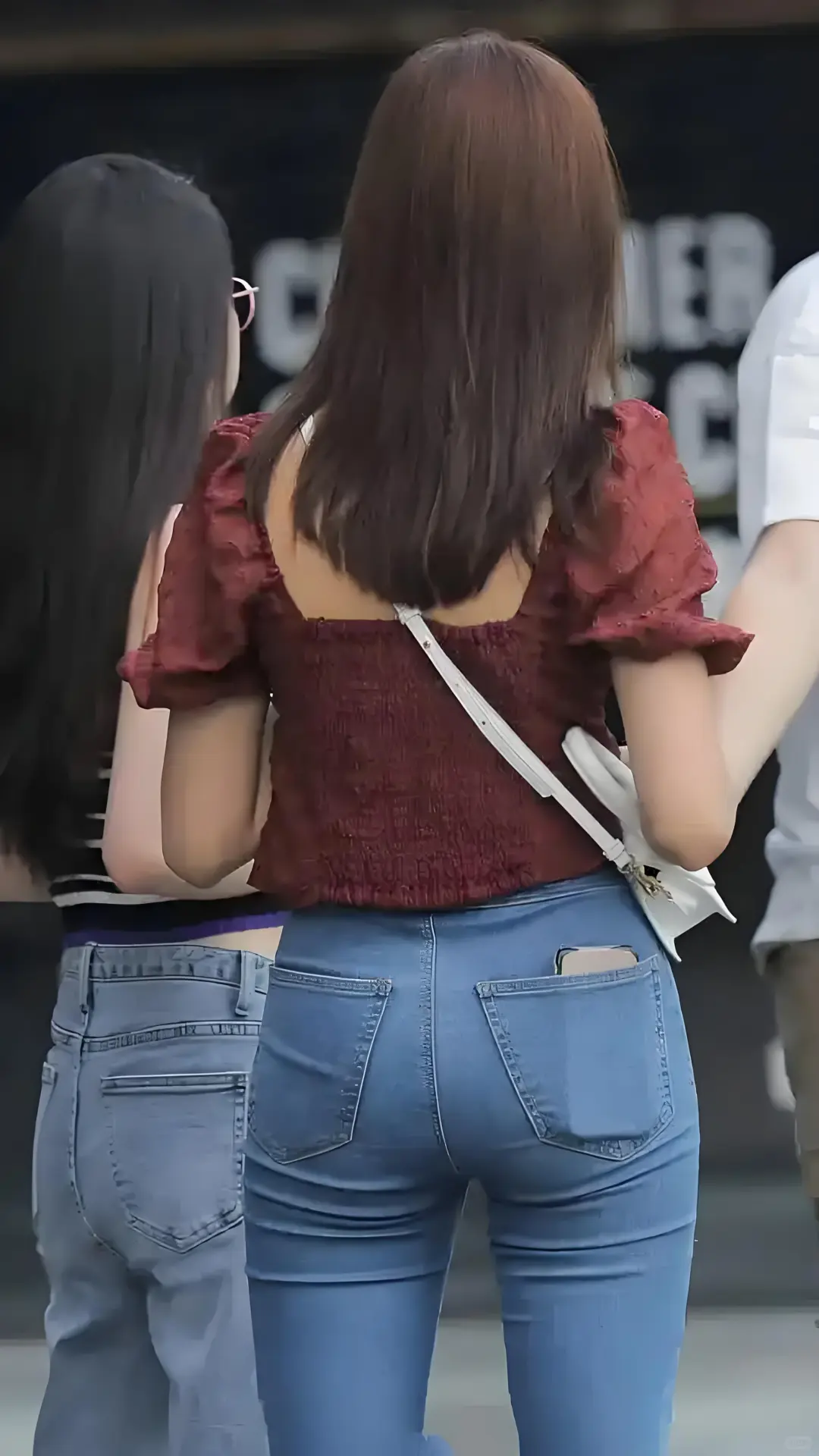 少妇的背影，看得心情很舒适