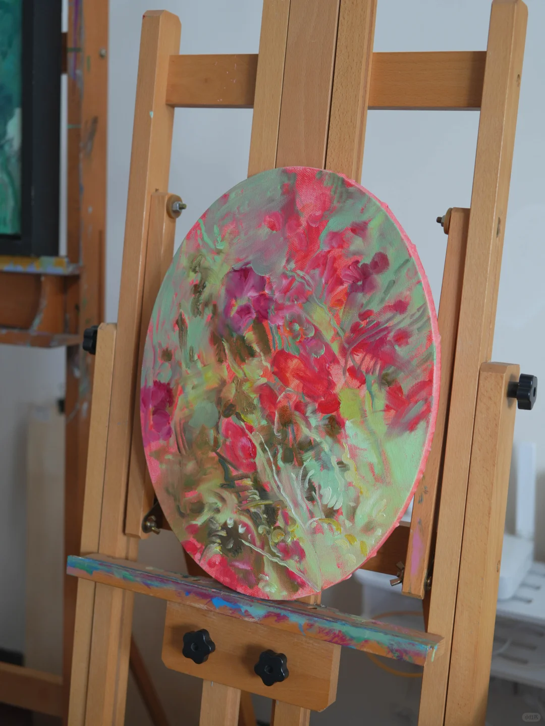 58岁女画家实现了穿衣自由