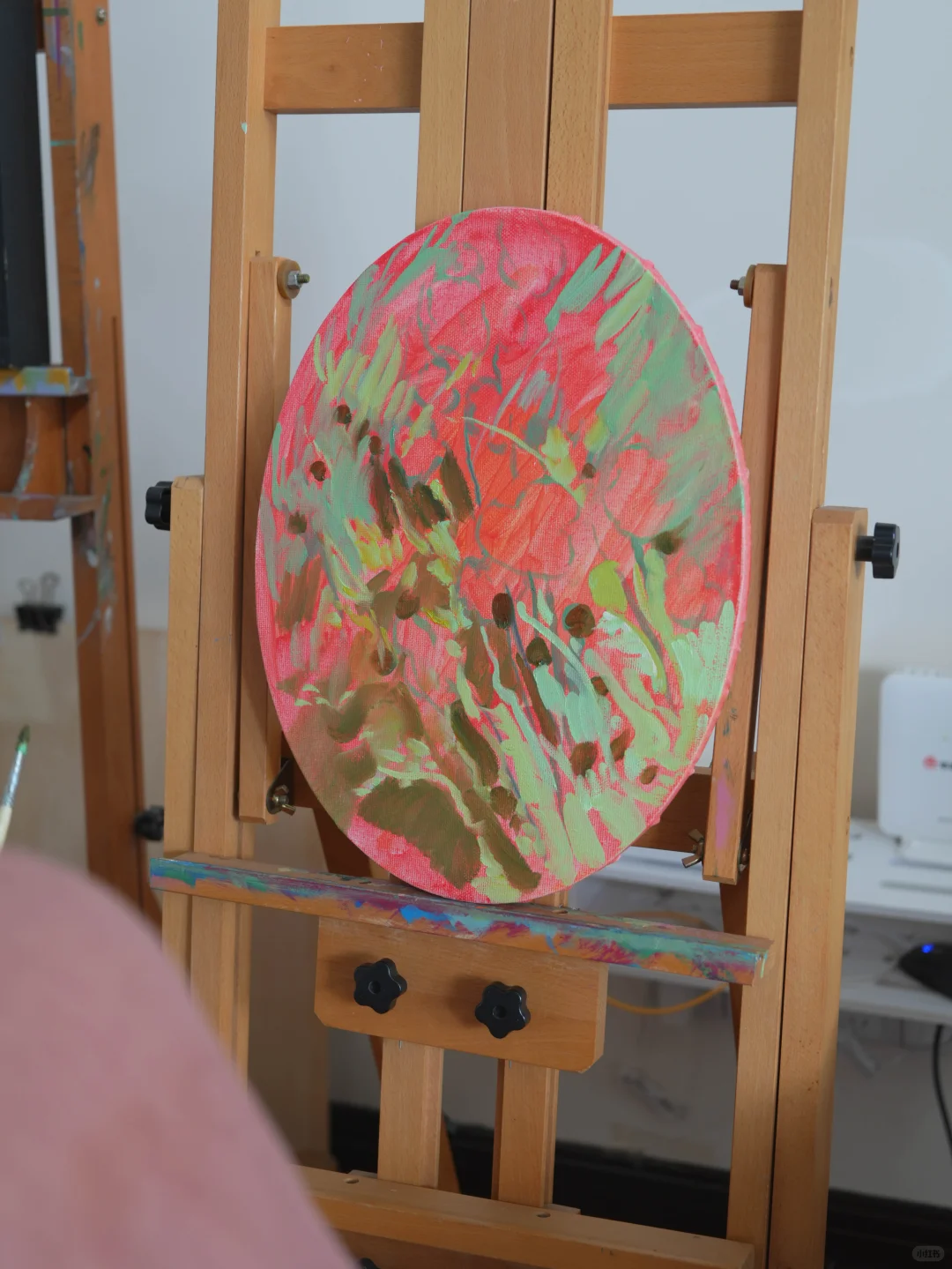 58岁女画家实现了穿衣自由