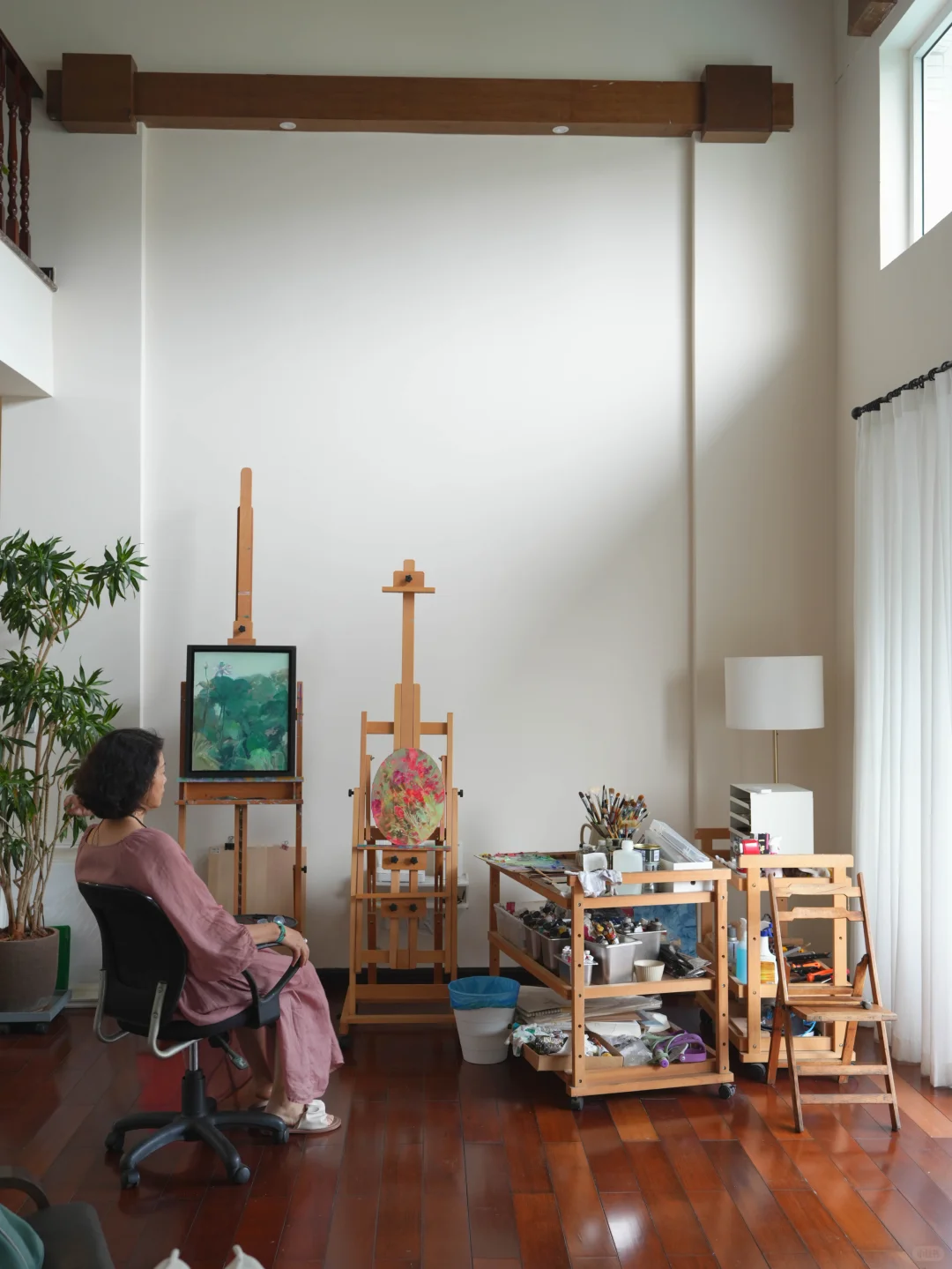 58岁女画家实现了穿衣自由