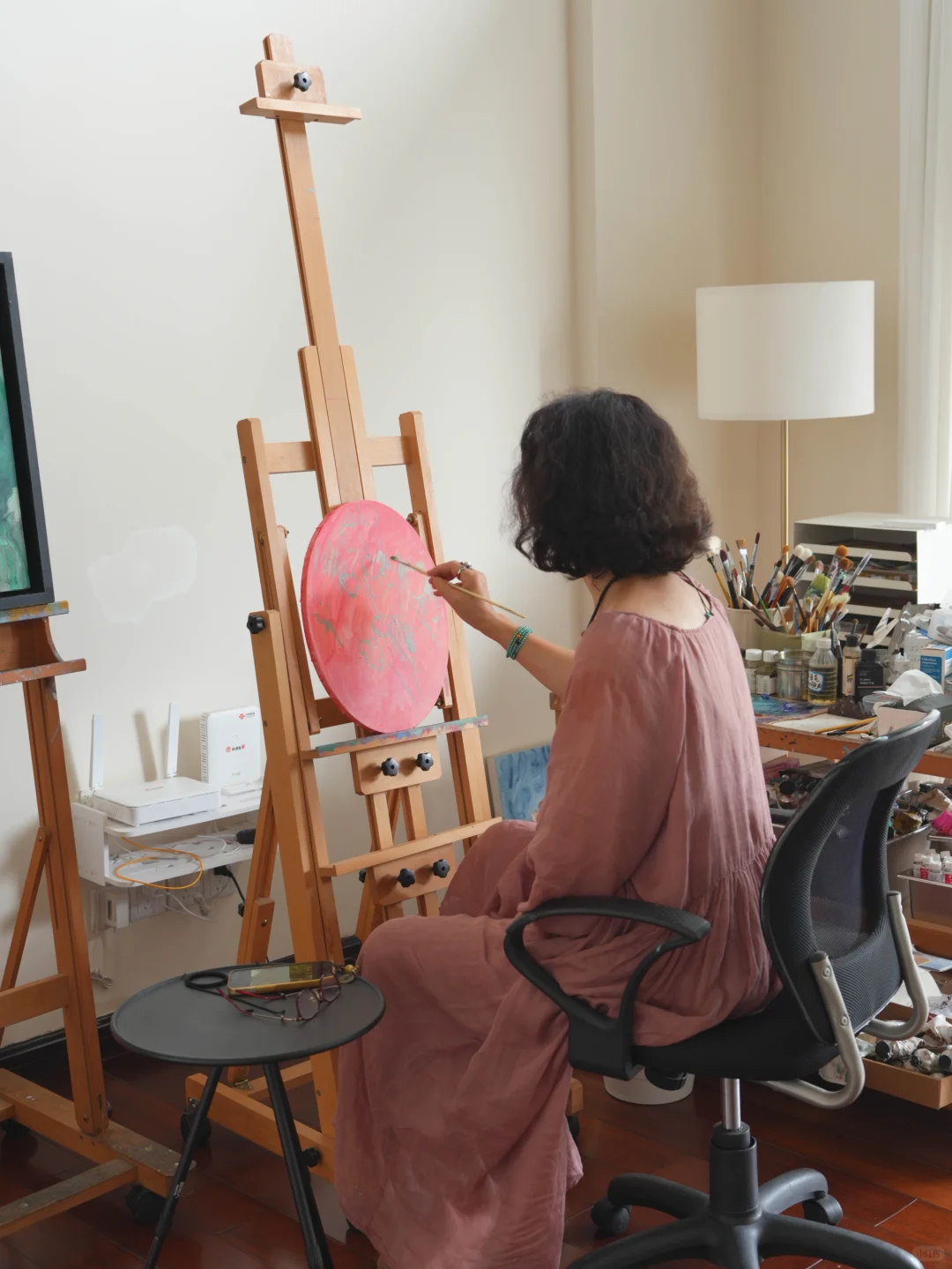 58岁女画家实现了穿衣自由