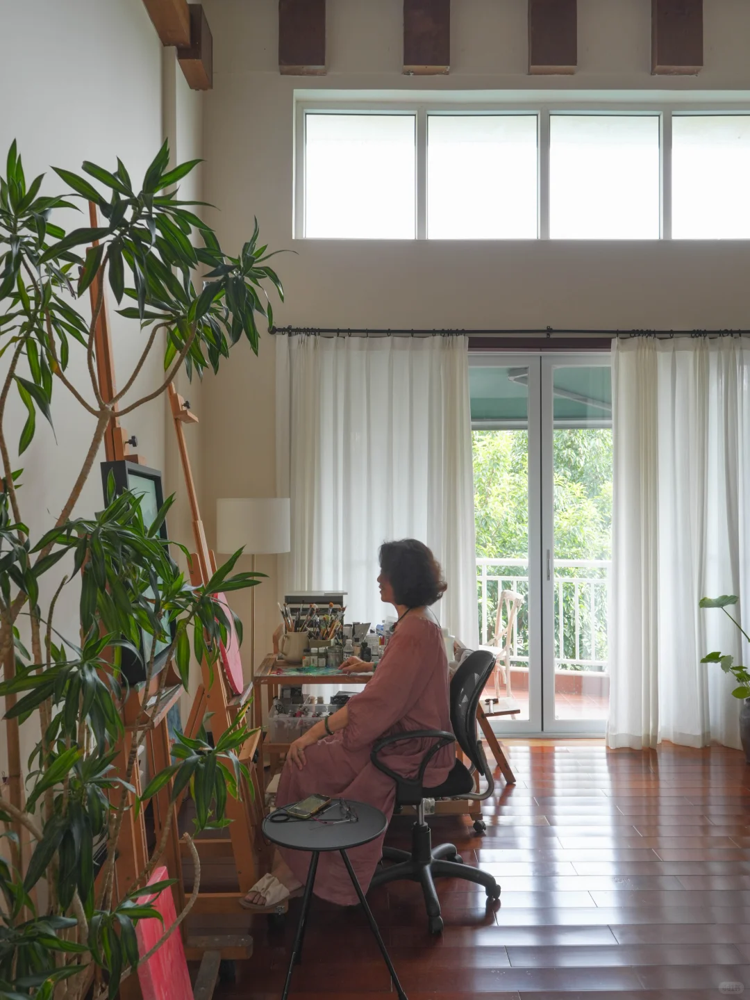 58岁女画家实现了穿衣自由