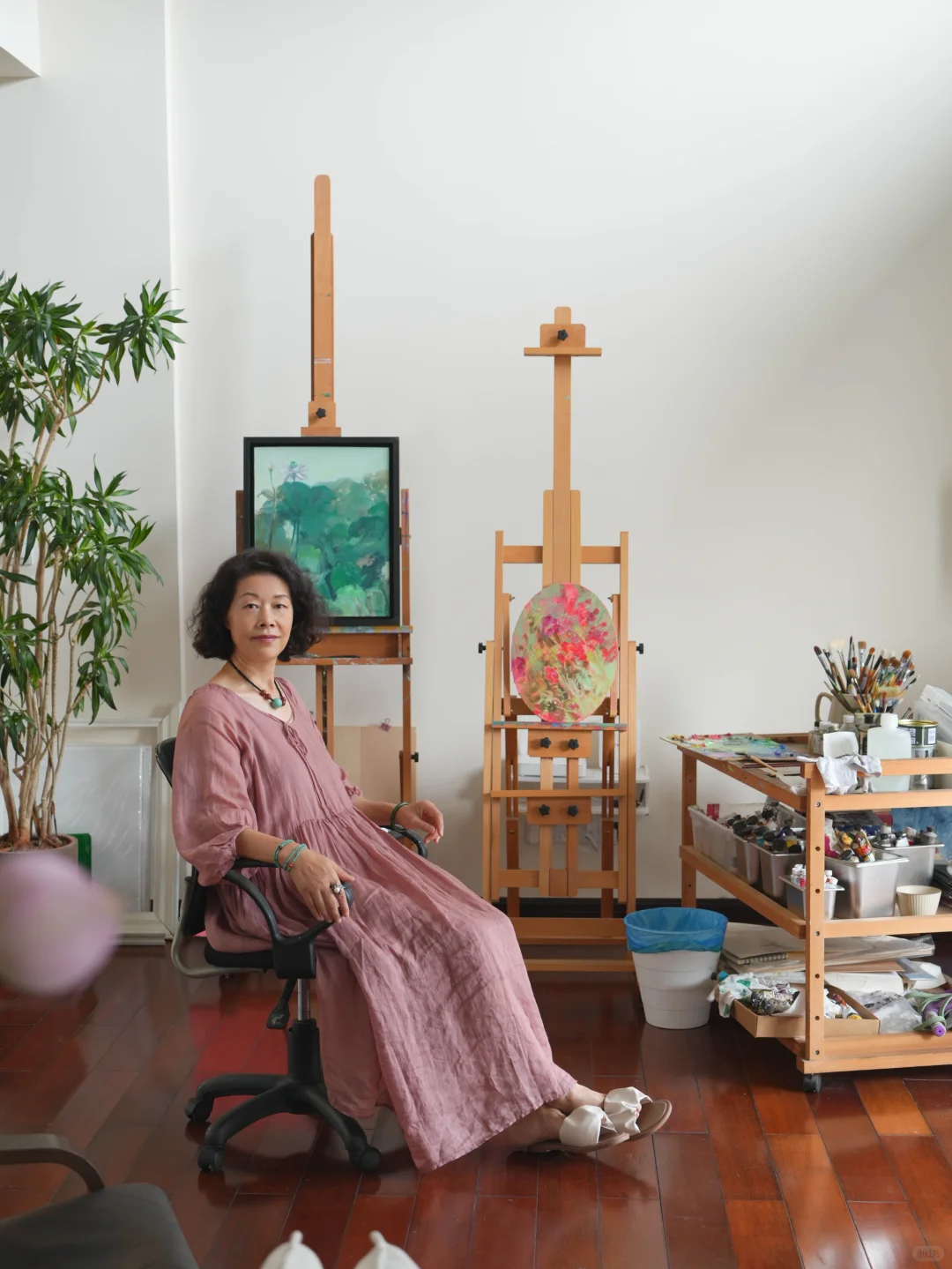 58岁女画家实现了穿衣自由