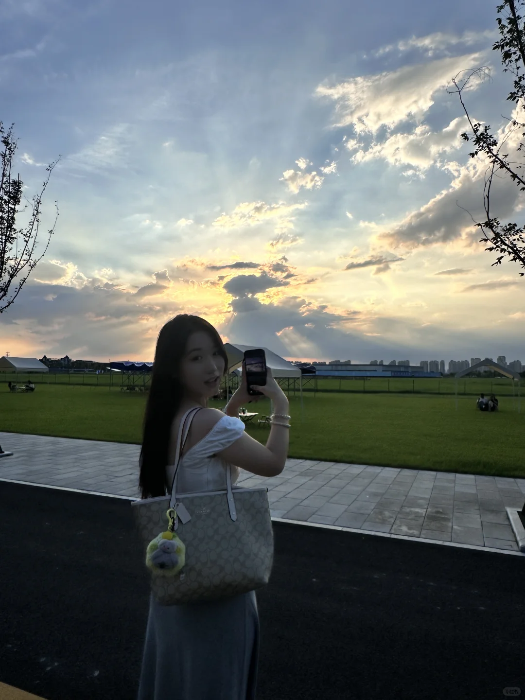 女大勇闯杭州数贸会