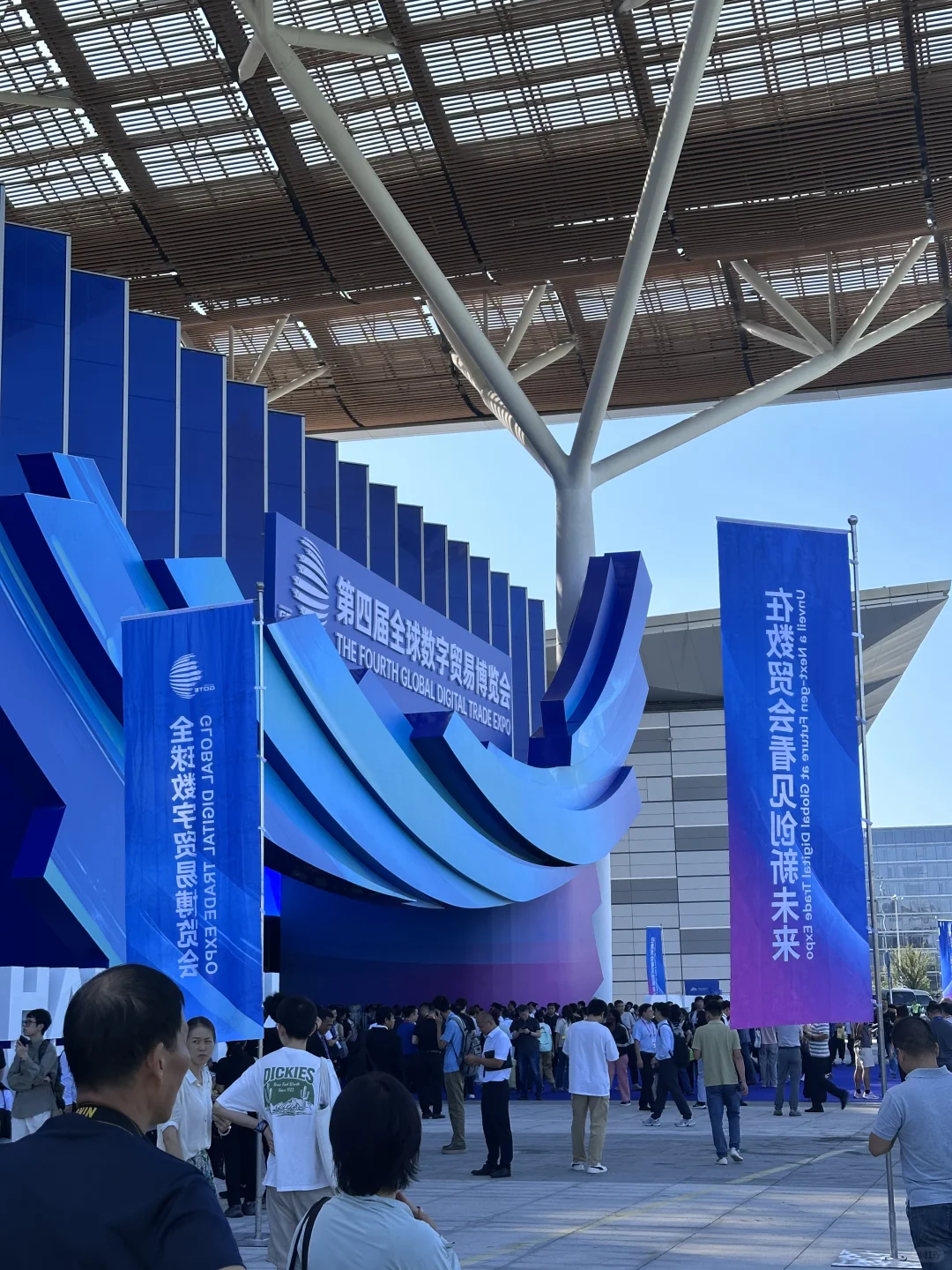 女大勇闯杭州数贸会