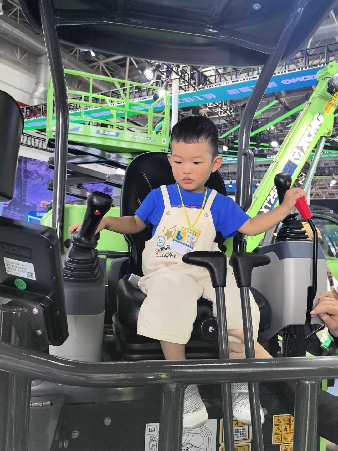 挖机吊车随便试!机械展解锁硬核亲子时光