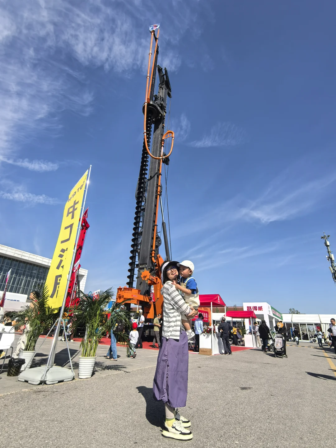 挖机吊车随便试!机械展解锁硬核亲子时光