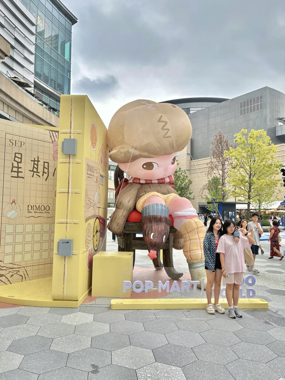 成都万象城是要考研吗。。。好魔幻?。。。