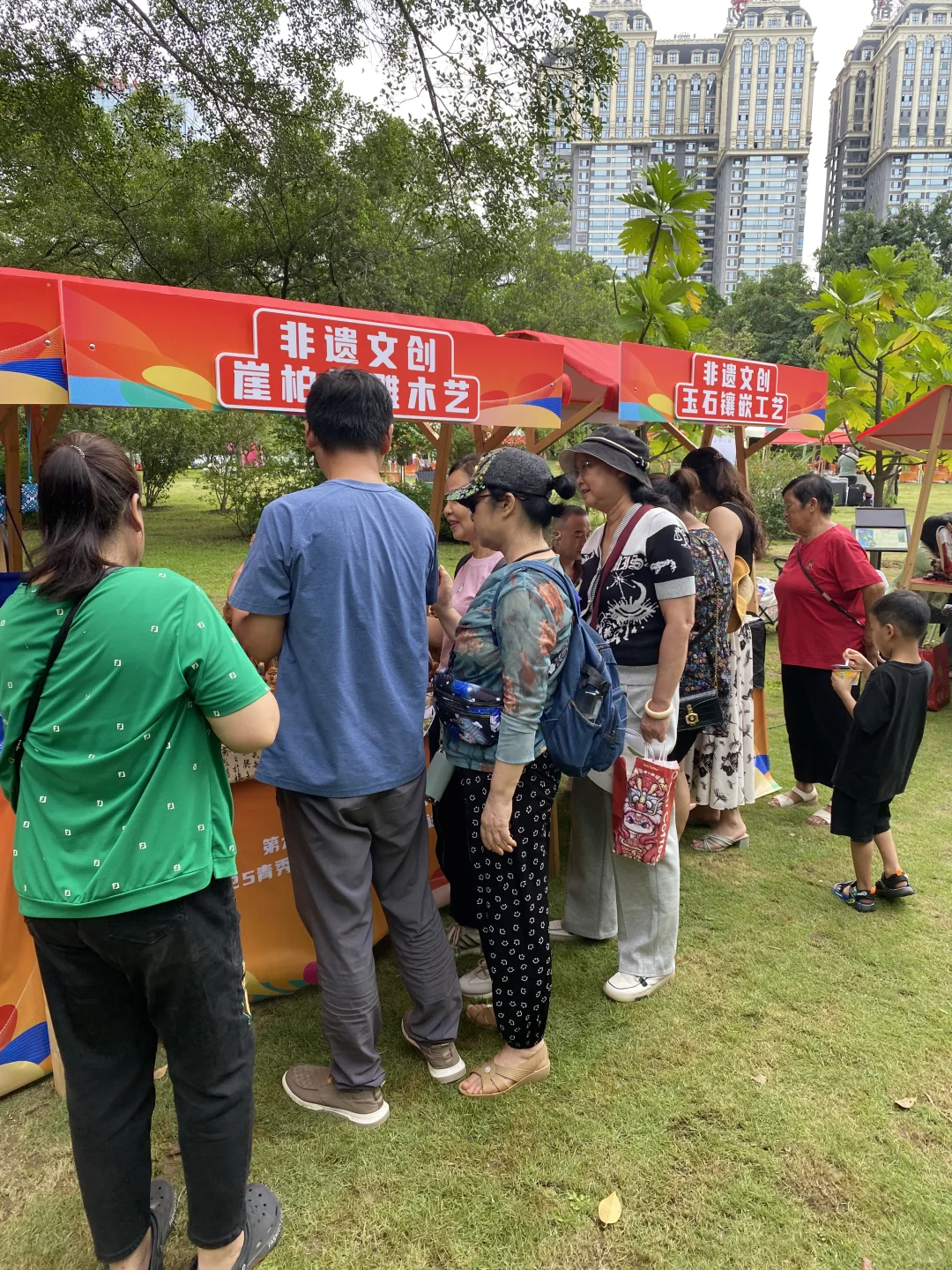 挤满人,感谢南宁非遗文化市集举办方。