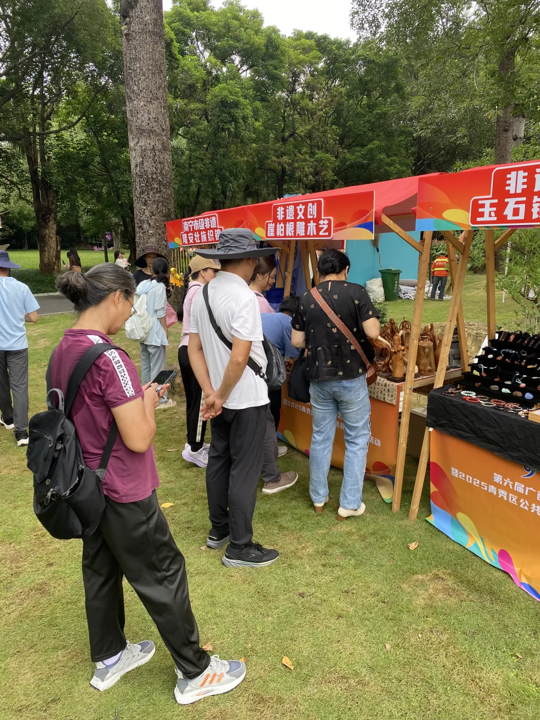 挤满人,感谢南宁非遗文化市集举办方。