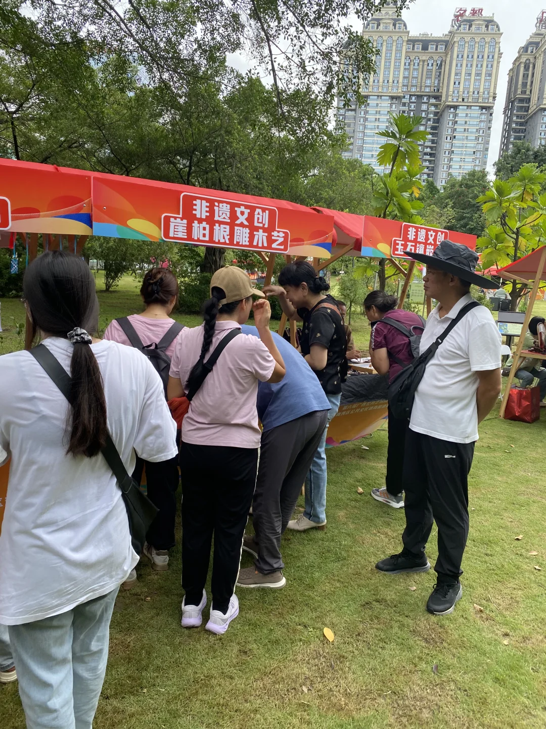 挤满人,感谢南宁非遗文化市集举办方。