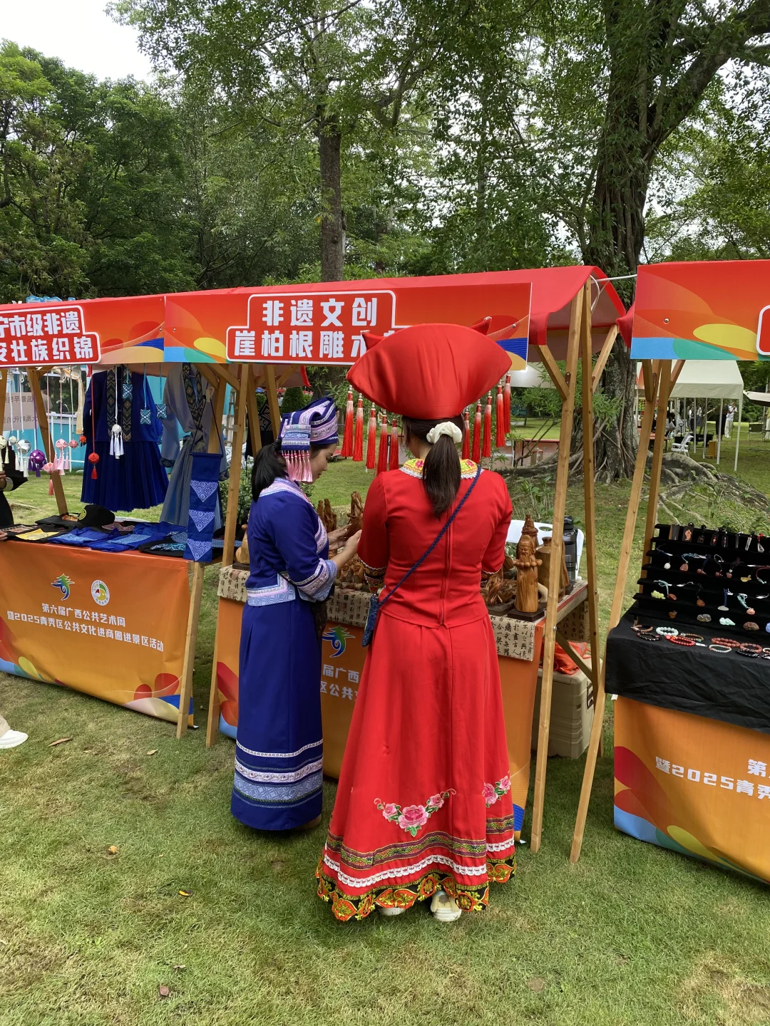 挤满人,感谢南宁非遗文化市集举办方。