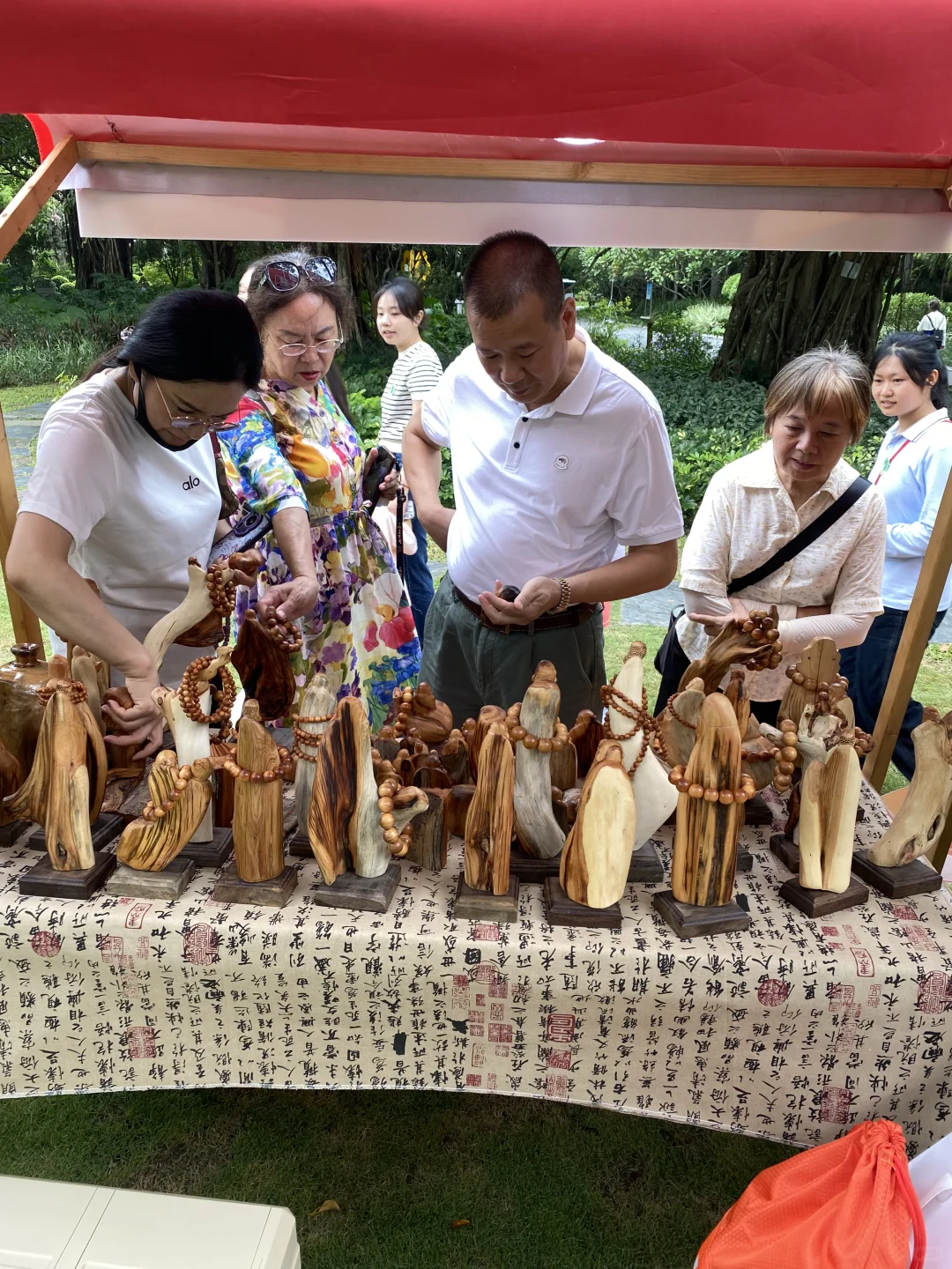 挤满人,感谢南宁非遗文化市集举办方。