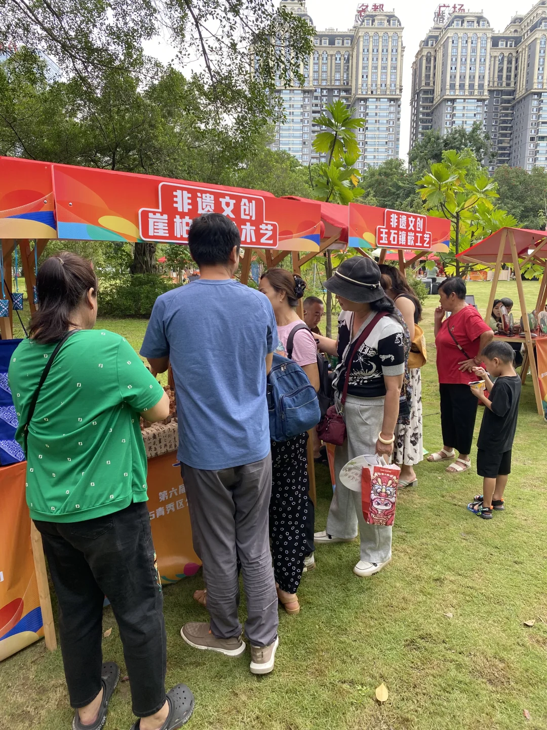 挤满人,感谢南宁非遗文化市集举办方。