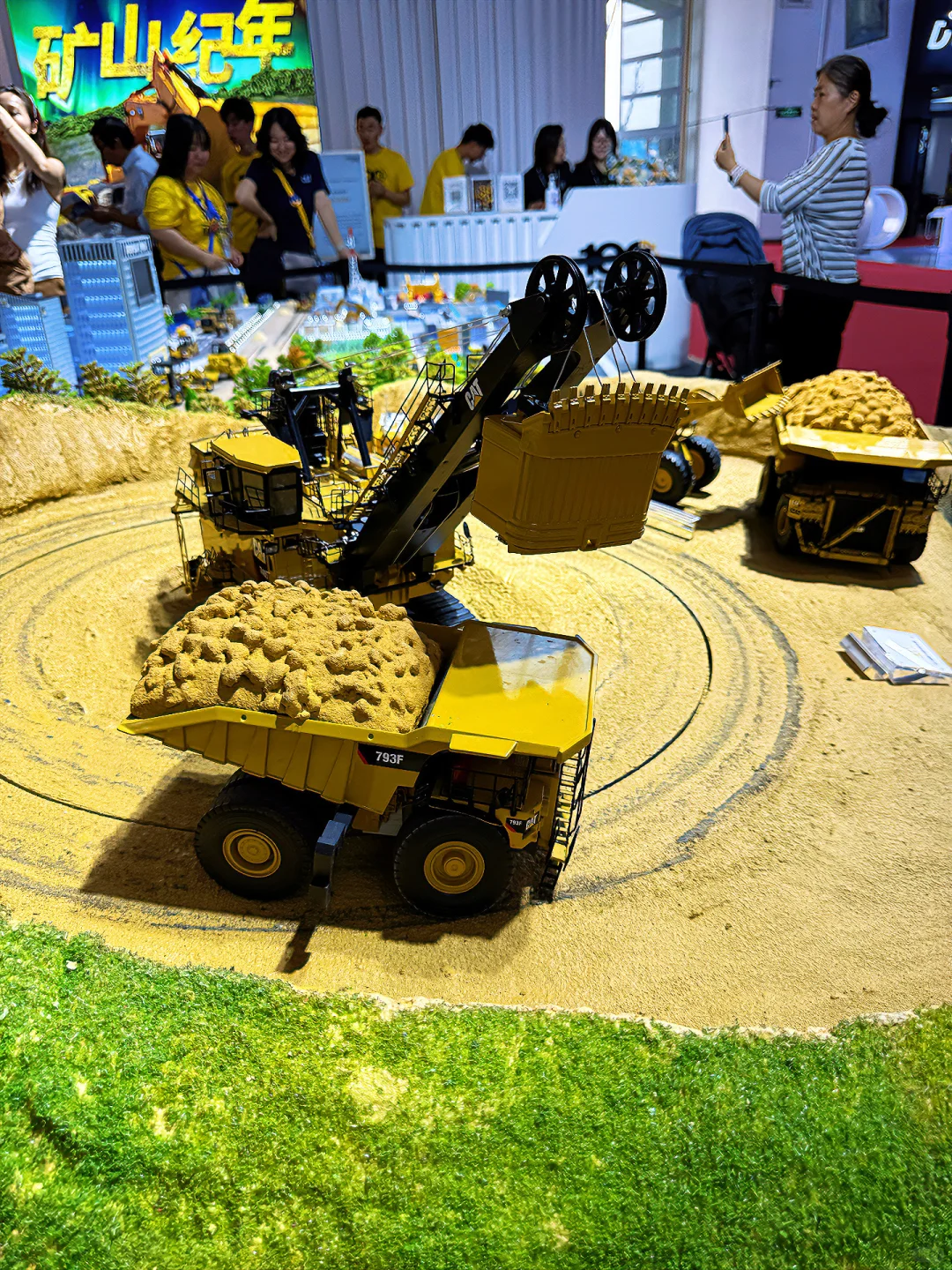 带娃实现工程车梦！！一定要看工程机械展?️