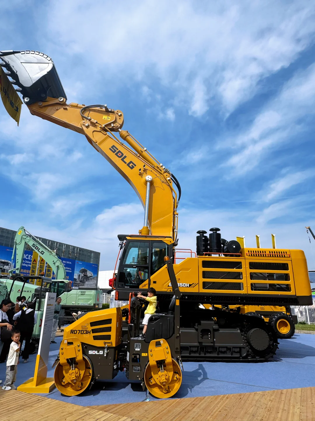 带娃实现工程车梦！！一定要看工程机械展?️