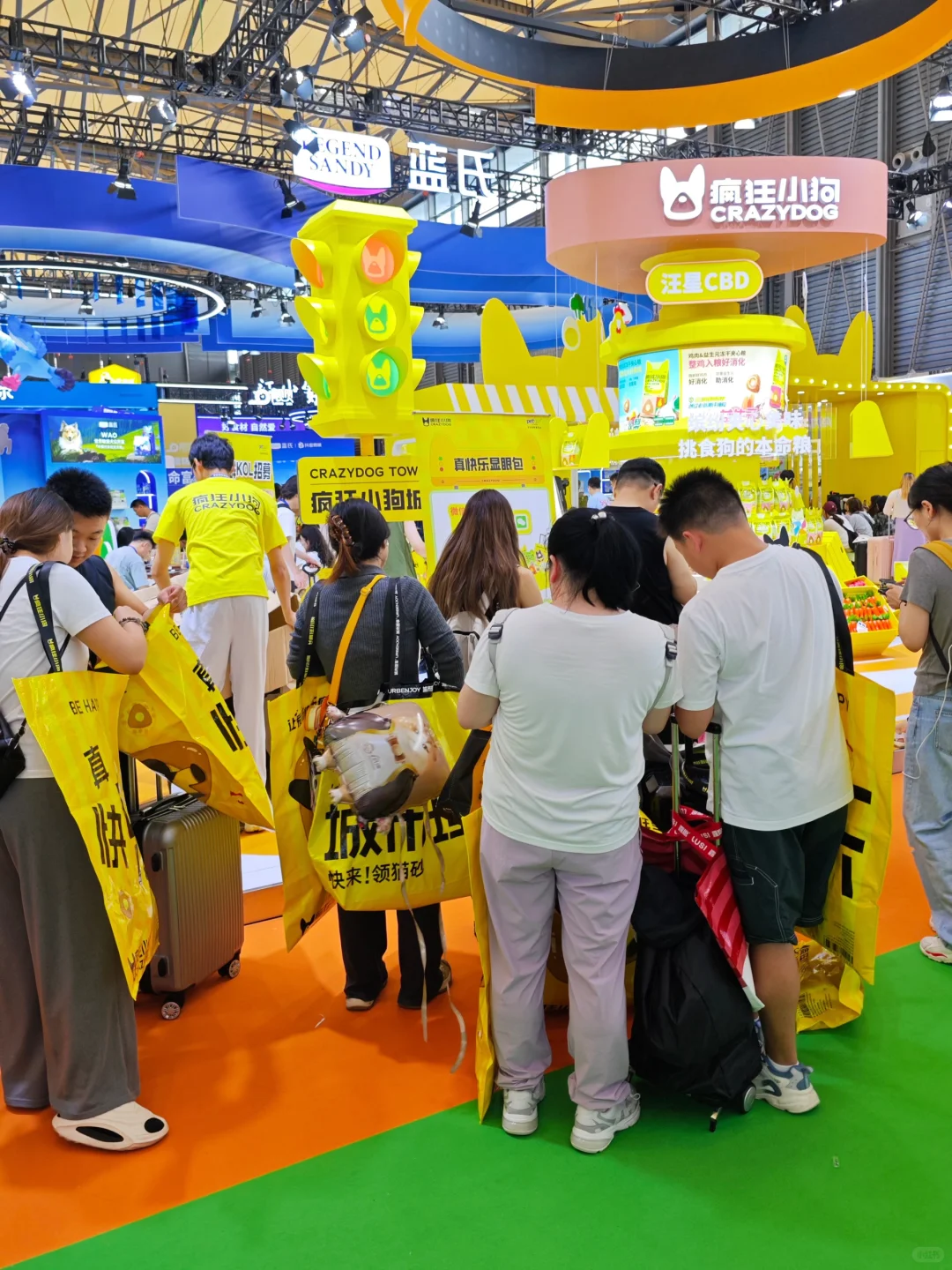 亚宠展现场播报,记得带行李箱