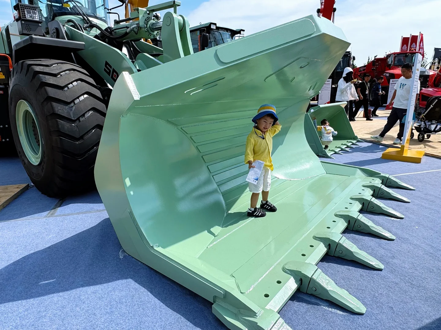 带娃实现工程车梦！！一定要看工程机械展?️