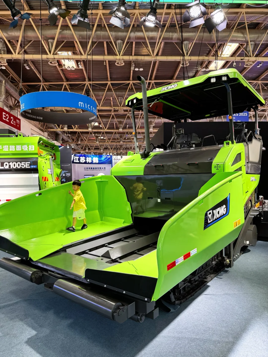 带娃实现工程车梦！！一定要看工程机械展?️