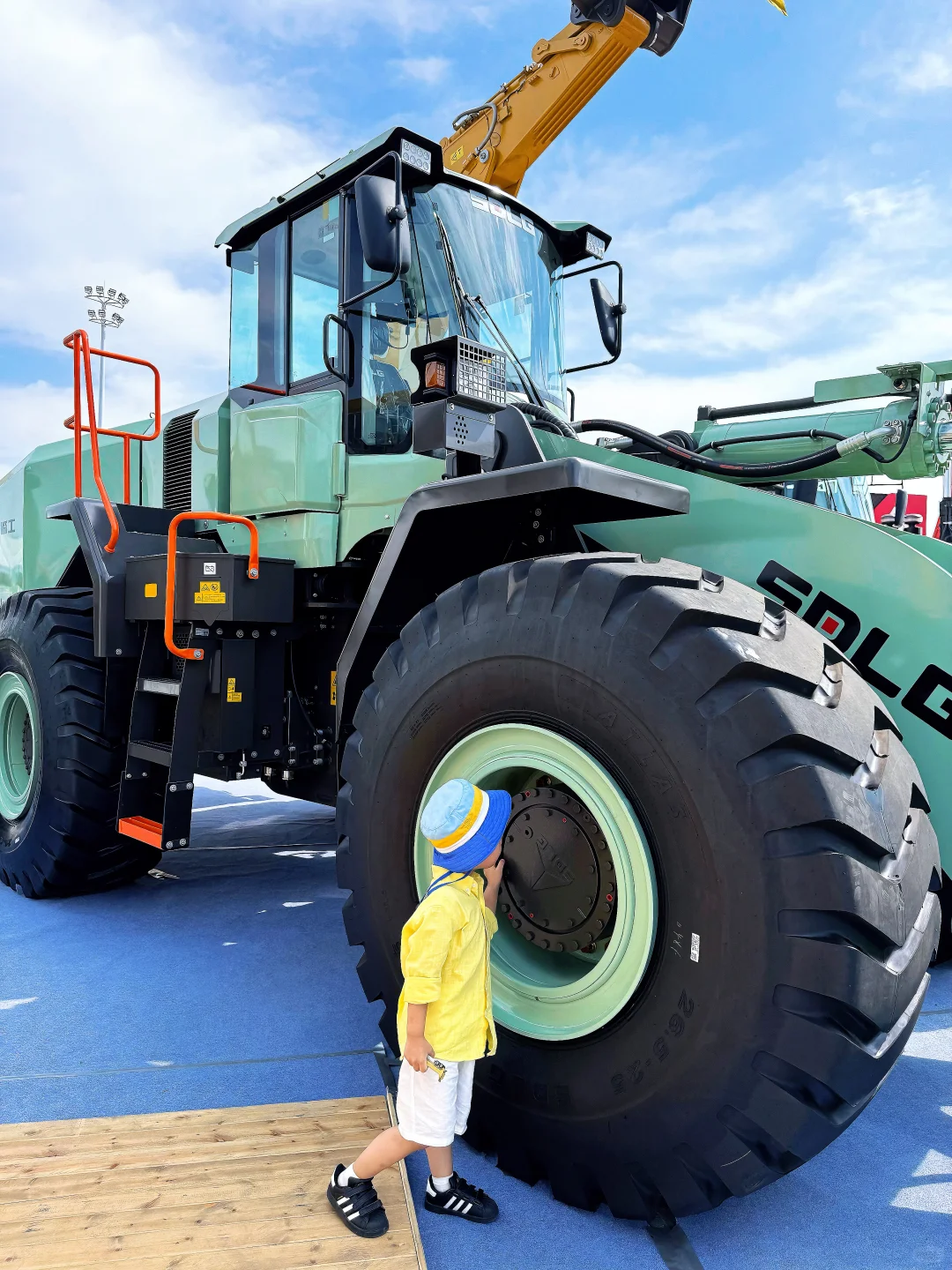 带娃实现工程车梦！！一定要看工程机械展?️