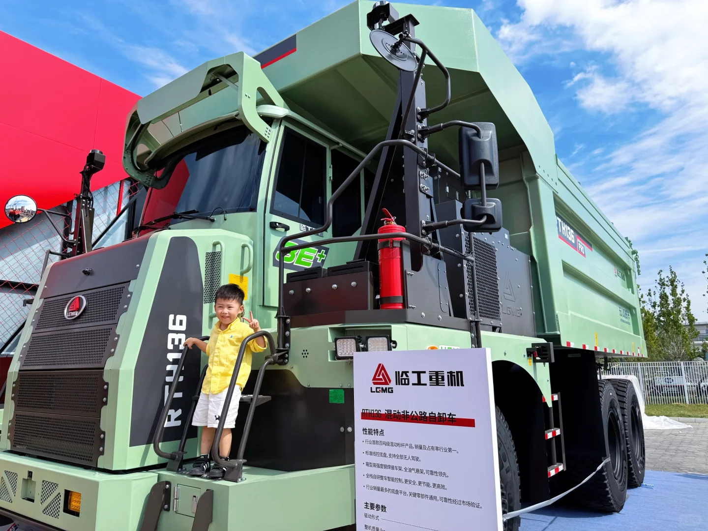 带娃实现工程车梦！！一定要看工程机械展?️