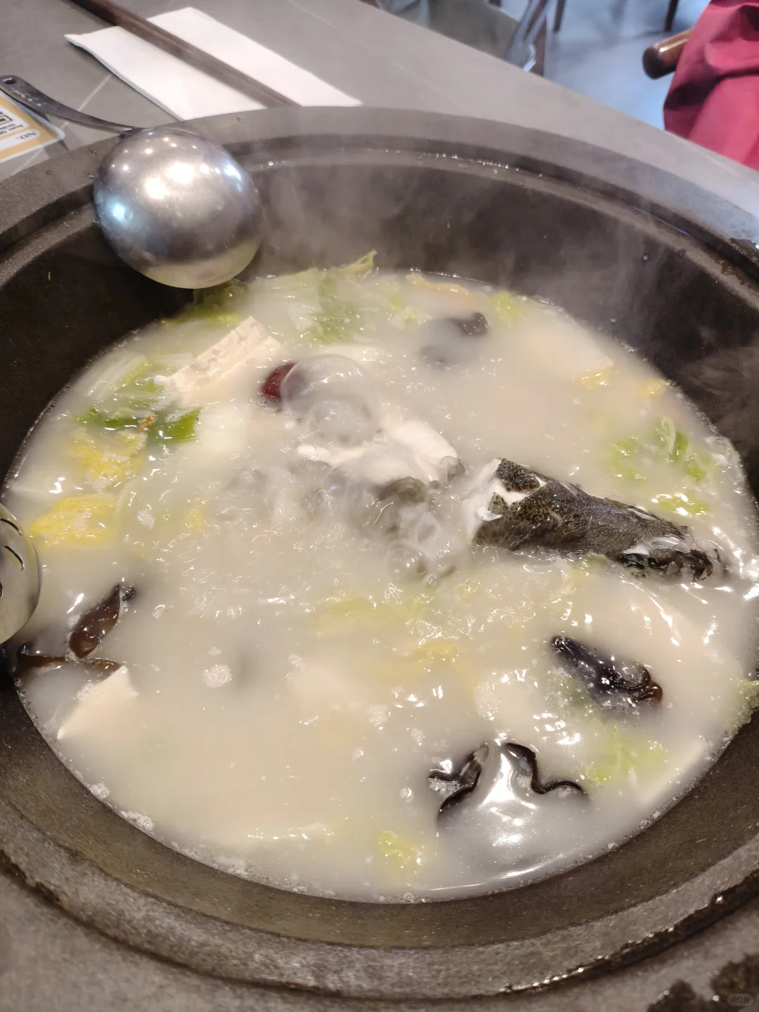 ??蒸汽石锅鱼太鲜了!连喝三碗鱼汤