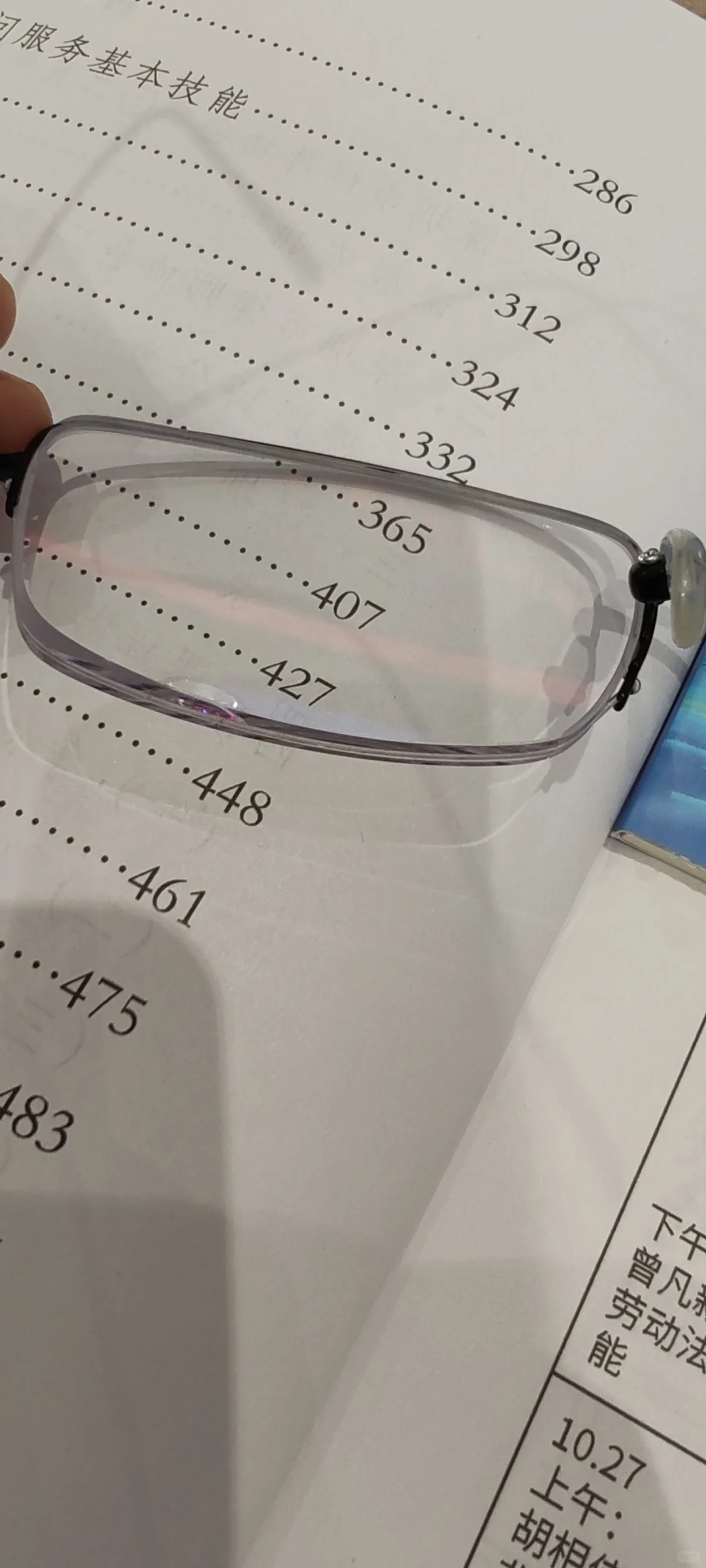 好挤，和会展中心的阶梯500人大教室比