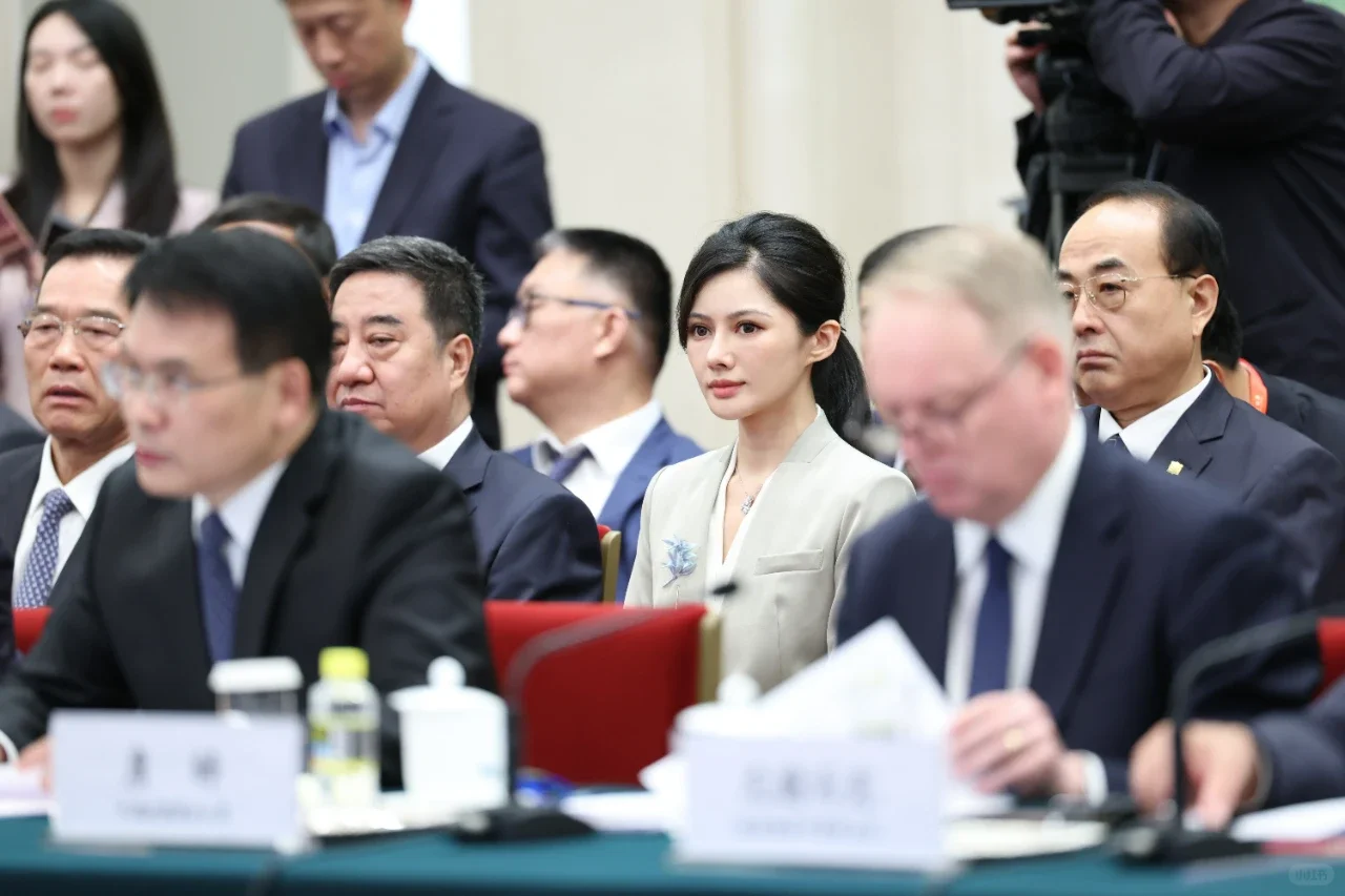 商界人物 | 93年的她执掌百亿光伏巨头!