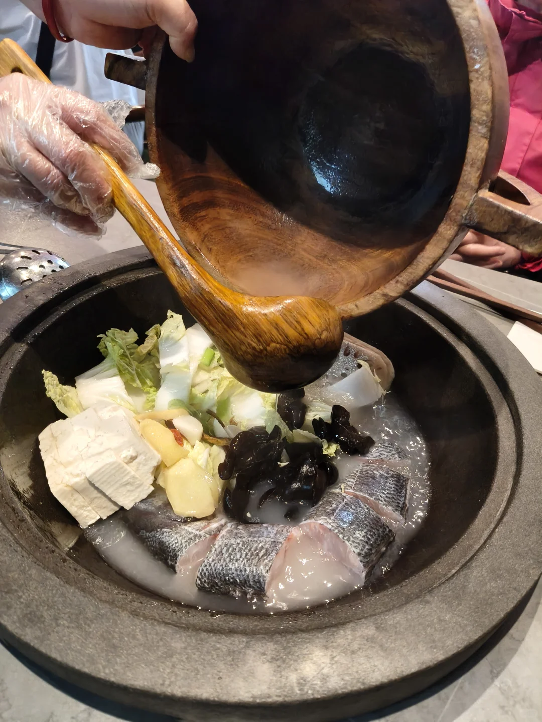 ??蒸汽石锅鱼太鲜了!连喝三碗鱼汤