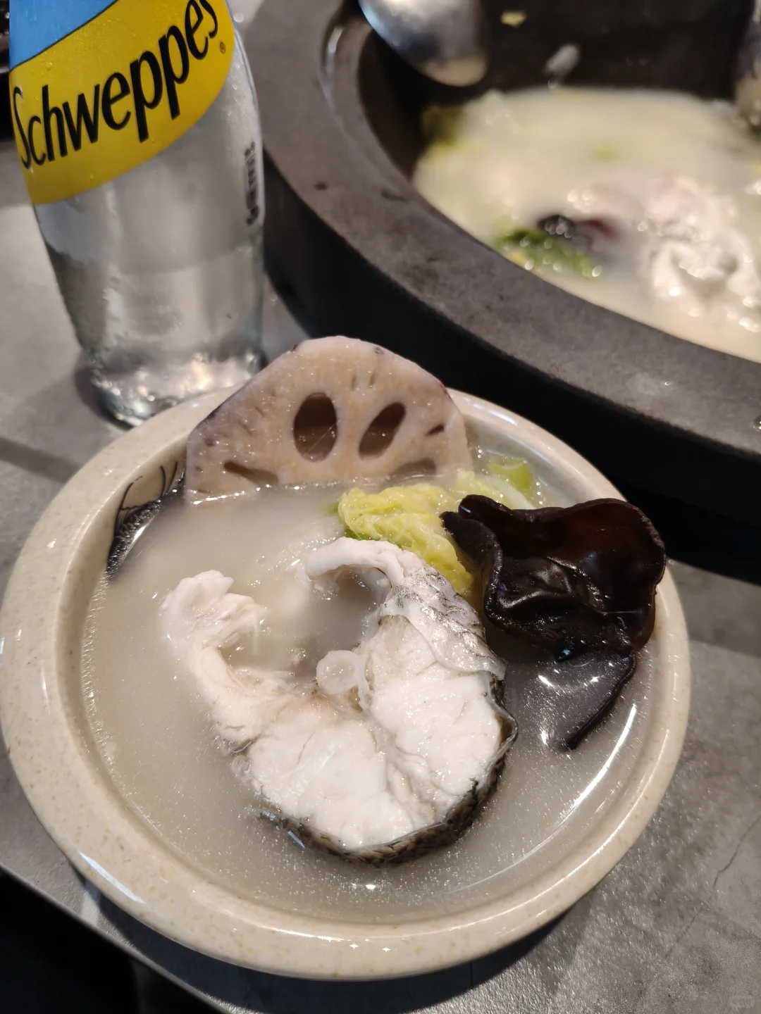 ??蒸汽石锅鱼太鲜了!连喝三碗鱼汤
