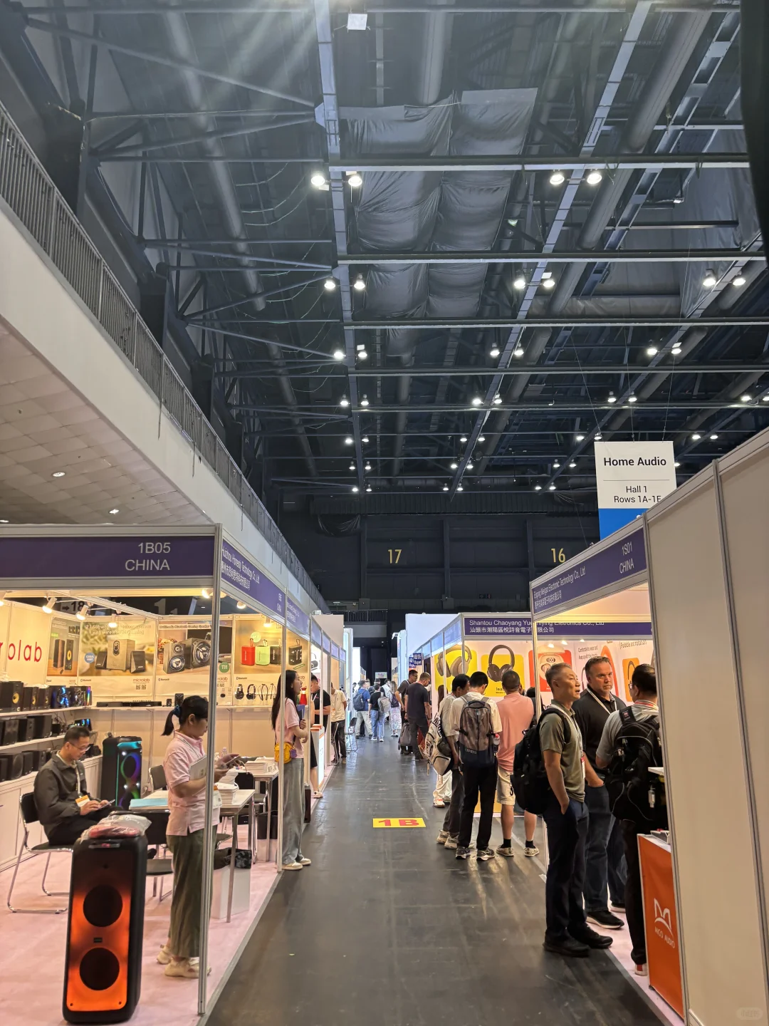 环球资源最新香港展会现场，扫描二维码可看