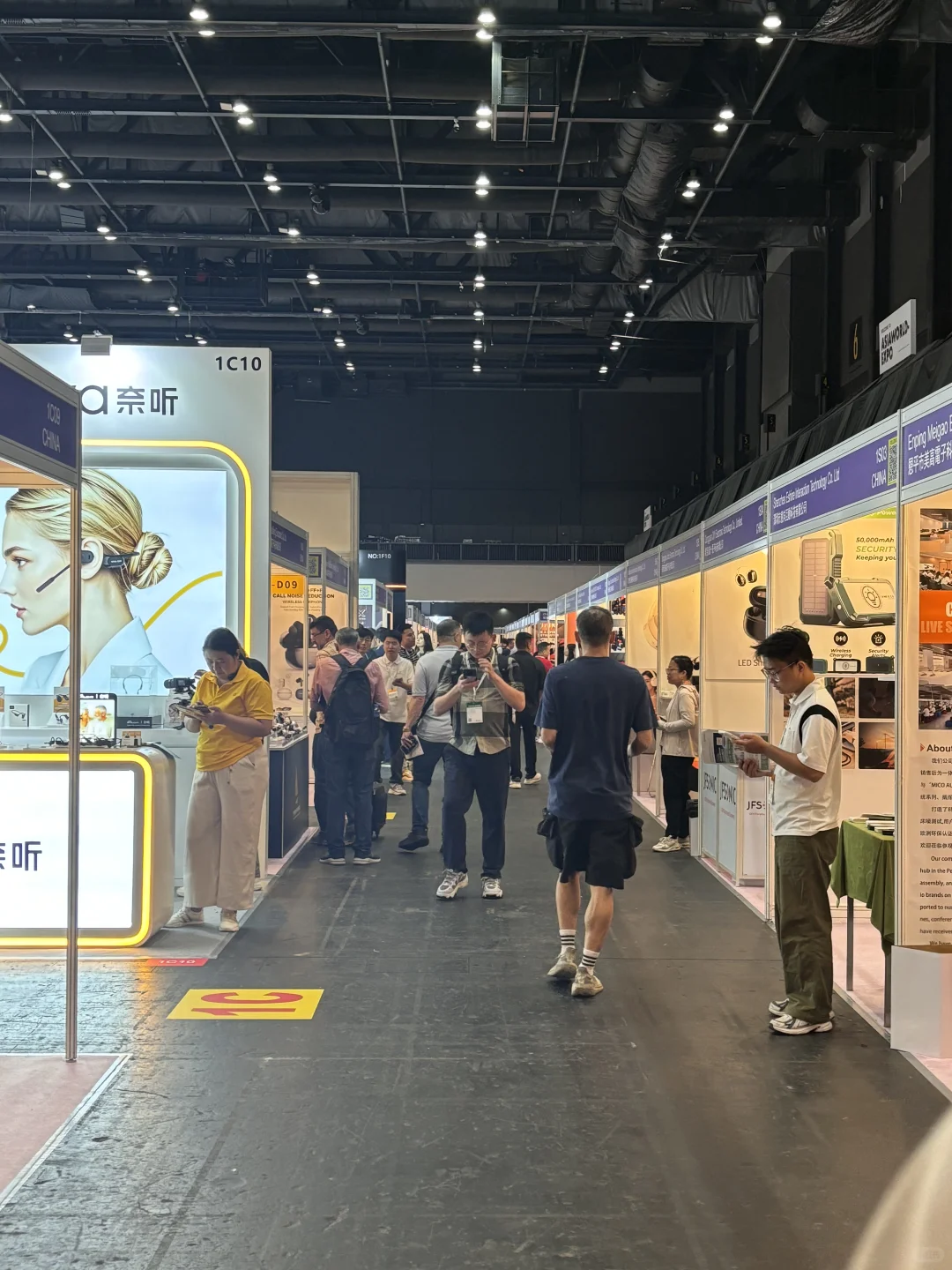 环球资源最新香港展会现场，扫描二维码可看