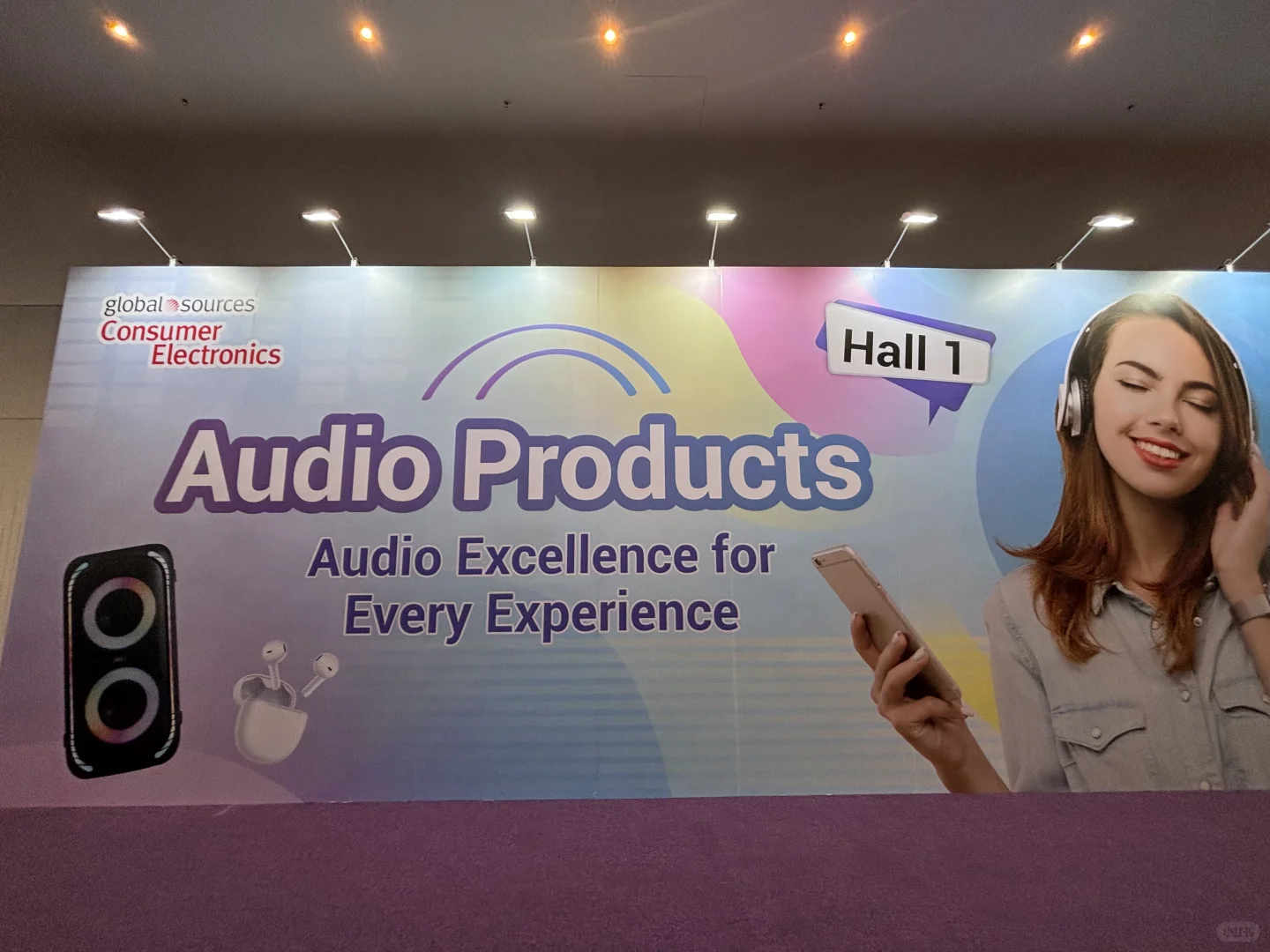 环球资源最新香港展会现场，扫描二维码可看