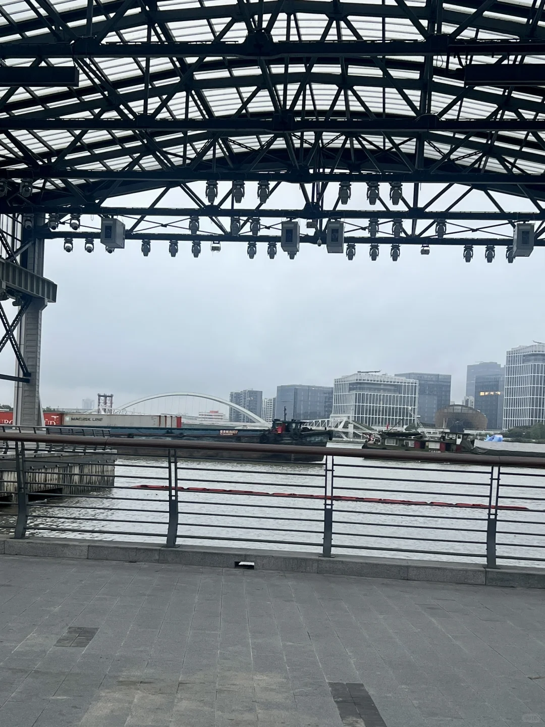 逛了设计展，西岸江边发了会呆?️