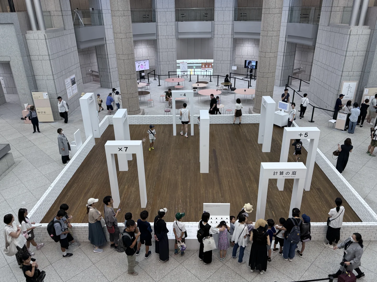 走进展览,像走进了一堂开放的设计课