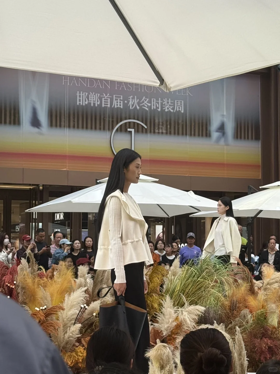邯郸人国庆别瞎逛！时装周直接美到我失语
