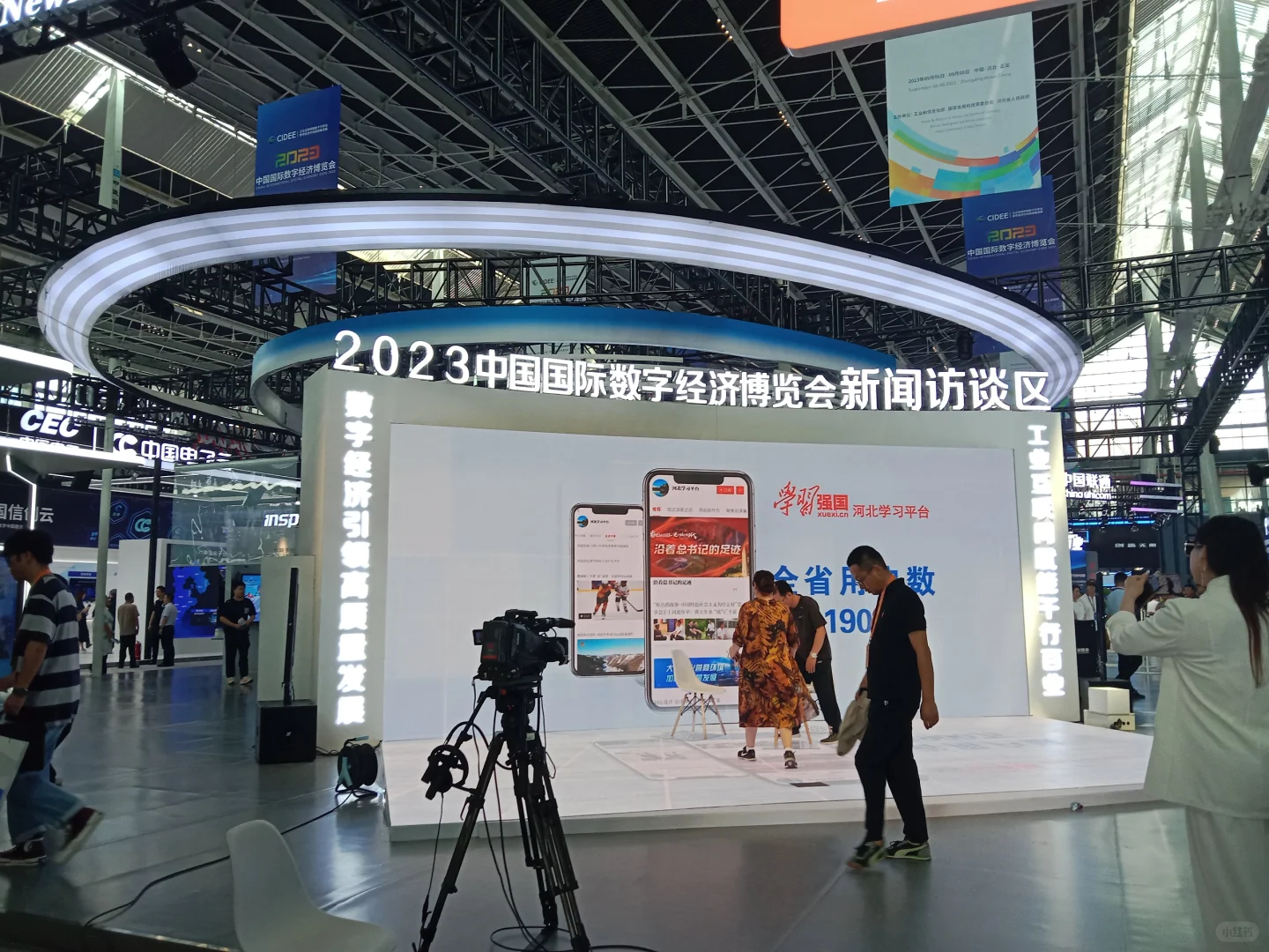 石家庄大学生去数博会蹭吃蹭喝