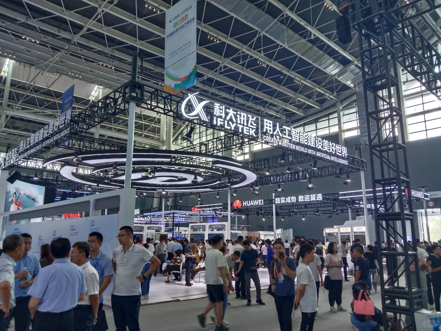 石家庄大学生去数博会蹭吃蹭喝