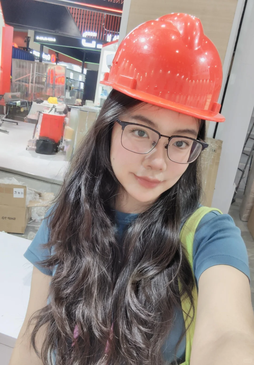 又到广交会,今天做一个小红帽牛马⛑️