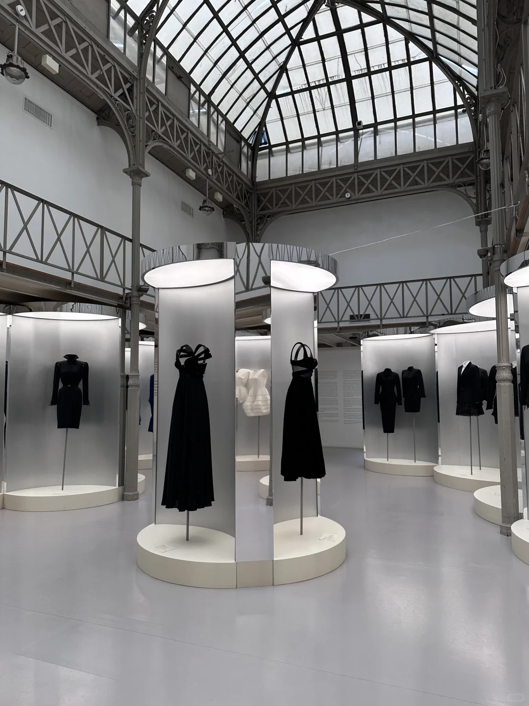 巴黎时装展|构筑高定时代:Alaïa 与 Mugler