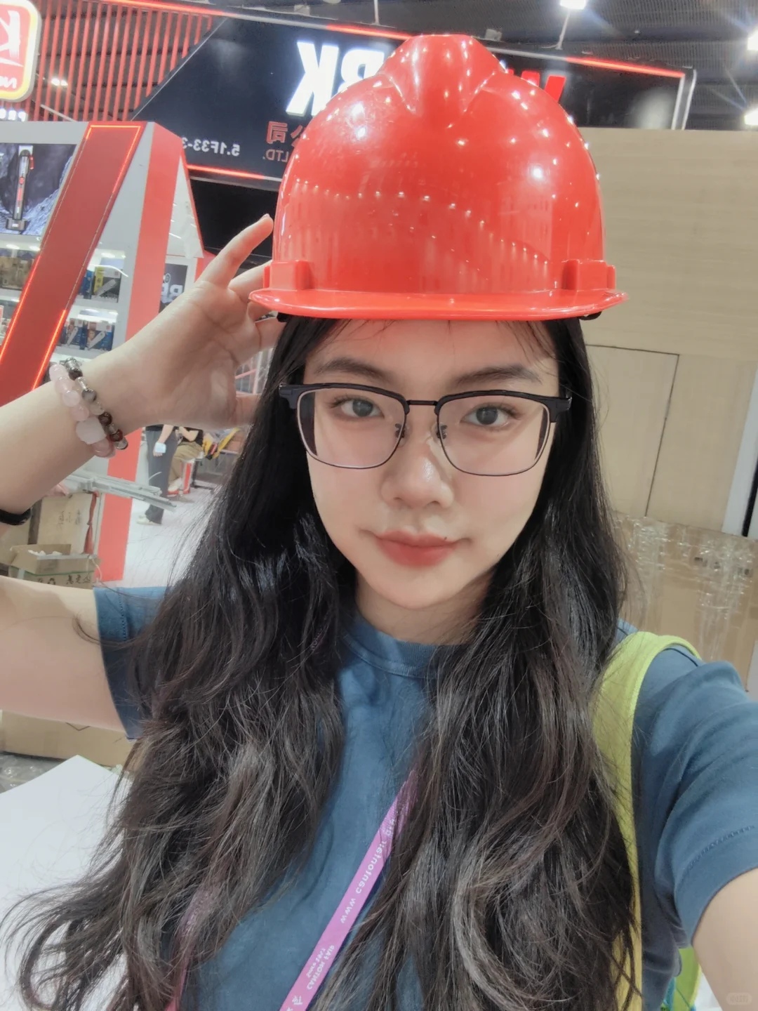 又到广交会,今天做一个小红帽牛马⛑️