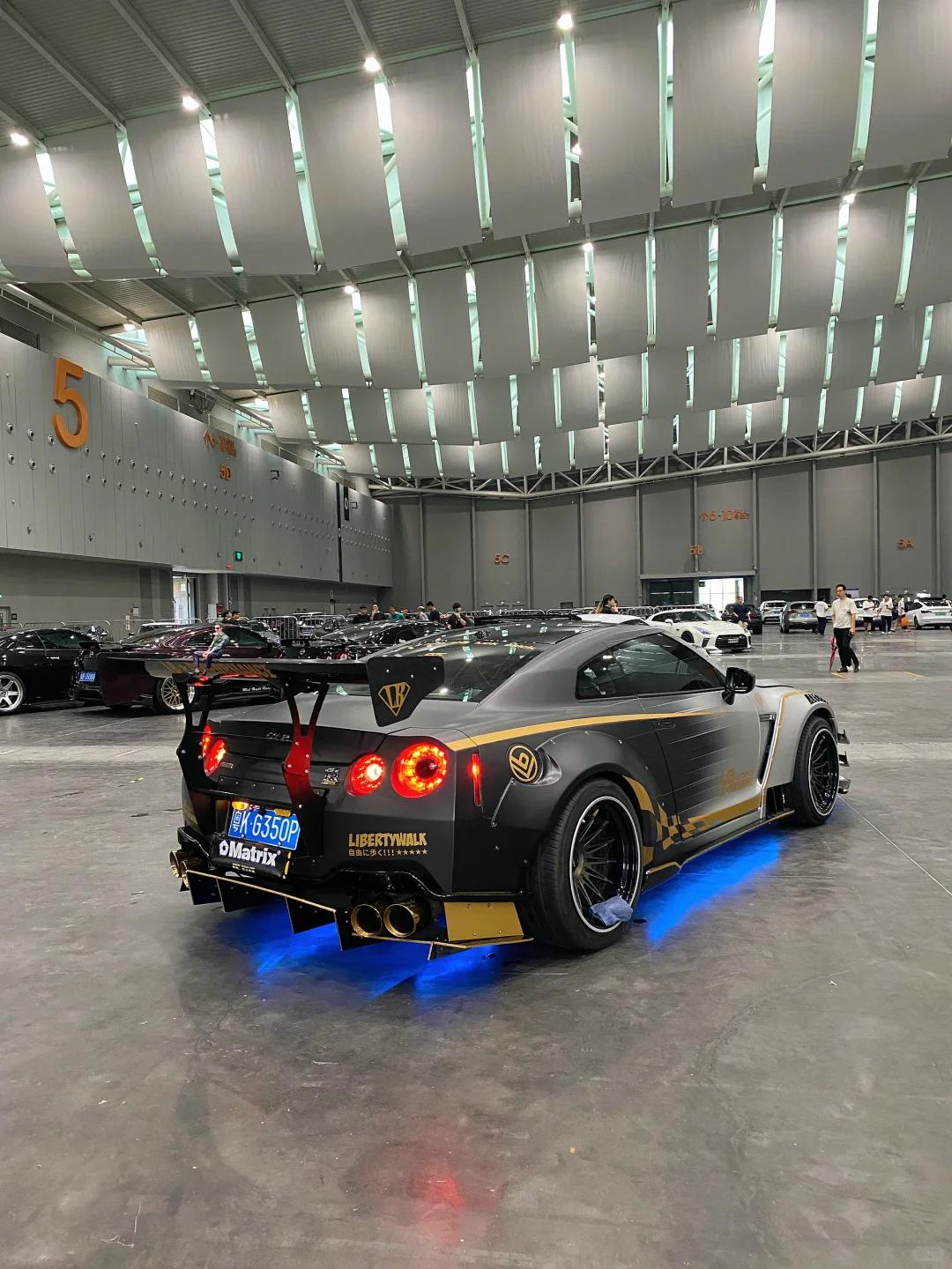 过度商业化的改装展会还是得靠外场撑场了。