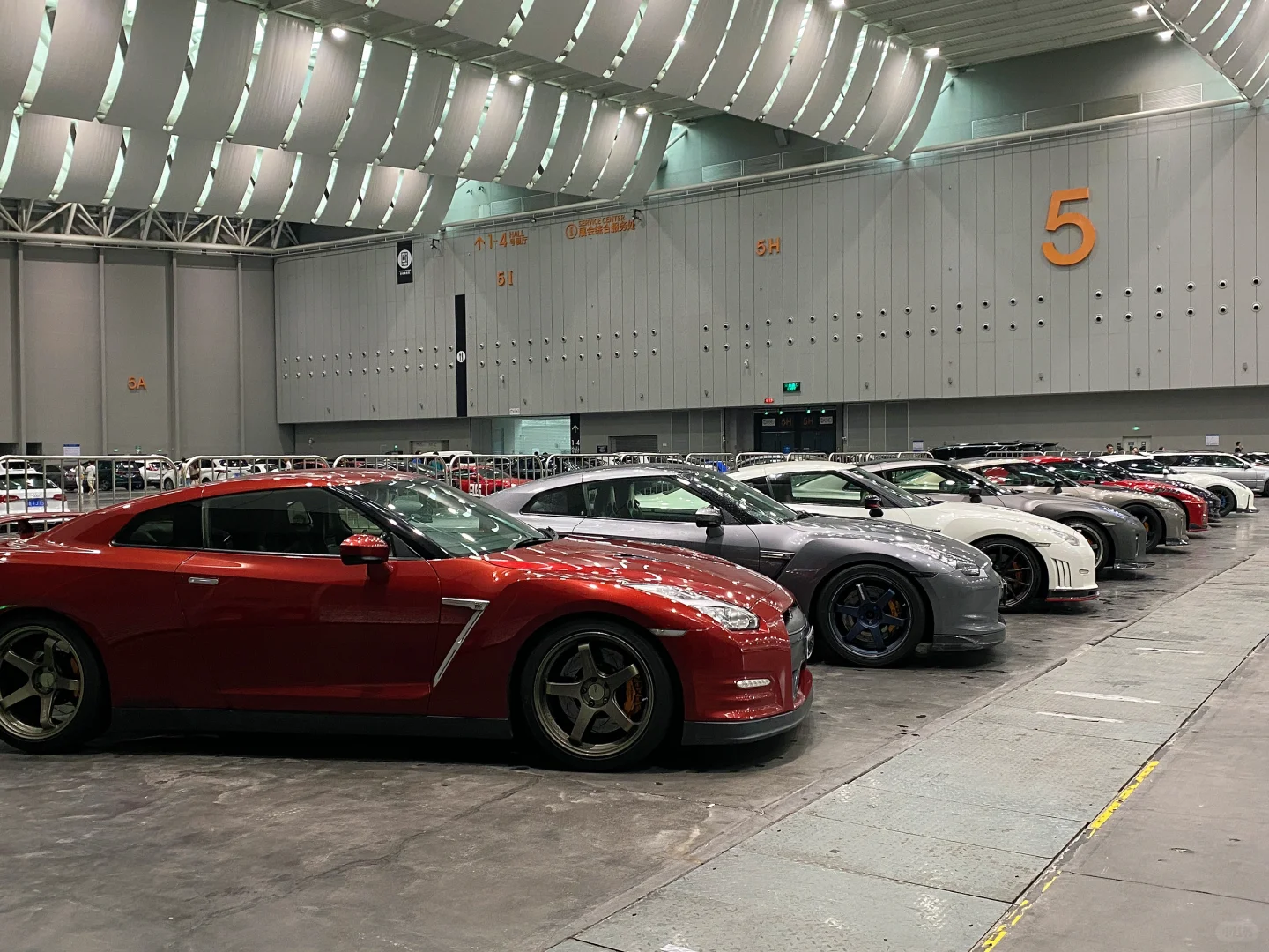 过度商业化的改装展会还是得靠外场撑场了。