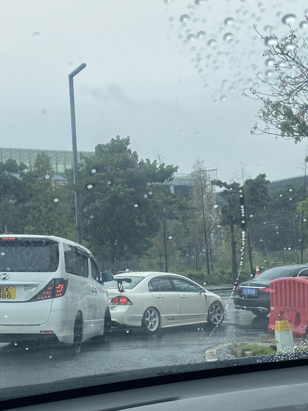 过度商业化的改装展会还是得靠外场撑场了。