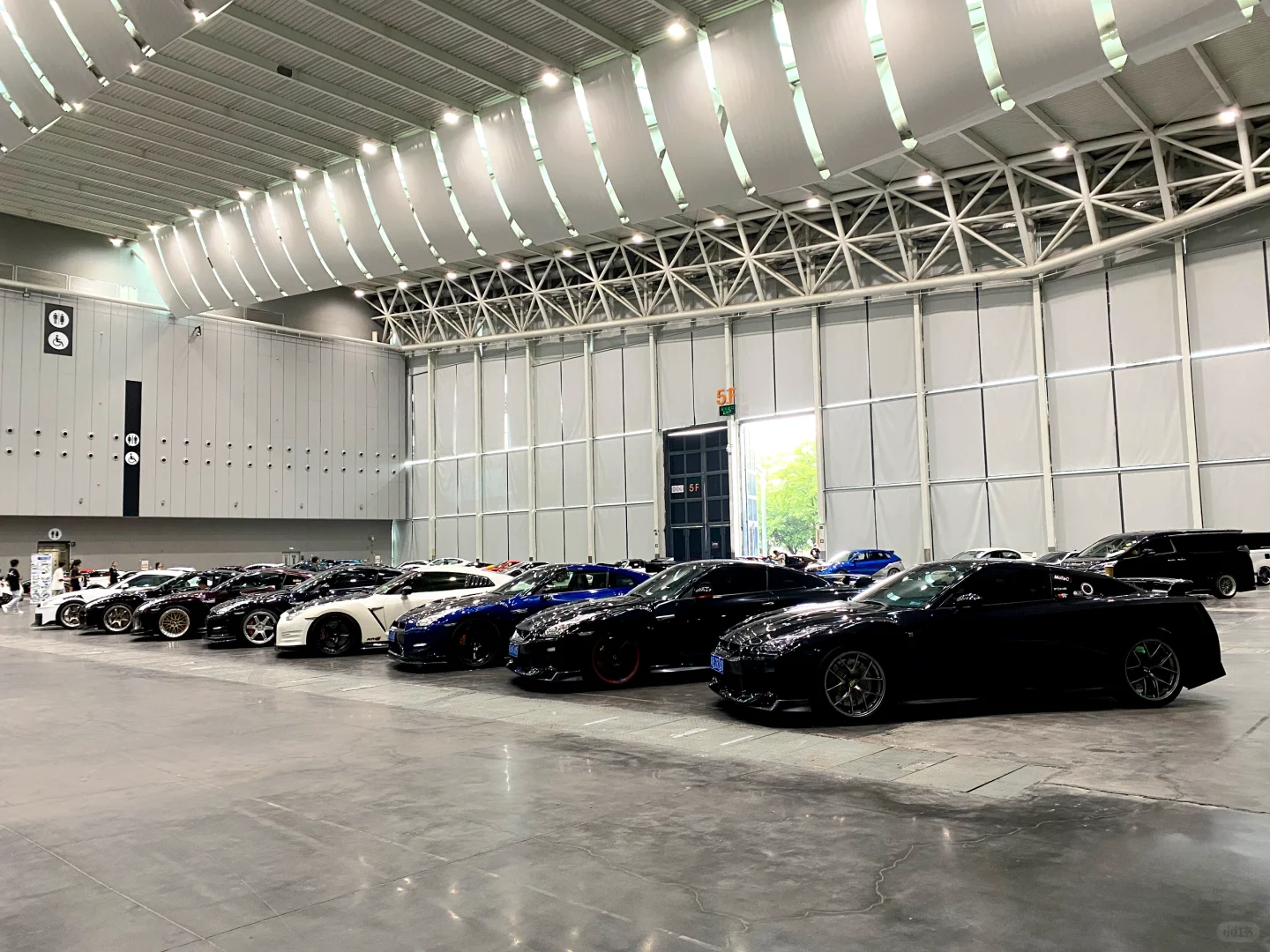 过度商业化的改装展会还是得靠外场撑场了。